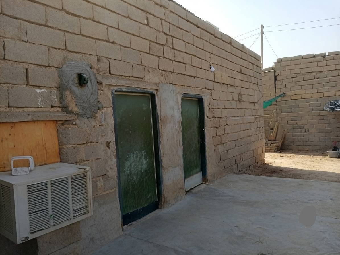 بيت للبيع المساحه 300 م عدد غرفتين وصاله ومطبخ حمام داخلي وتولتين  البيت له شارعين وكهرباء وبورين ماء 💦. السعر 16 مليون 💵 الموقع بصره زبير دور الضباط قرب المشاتل قرب عيادات الكندي  للاستفسار الاتصال على هاذه الرقم *********** مع واتساب
