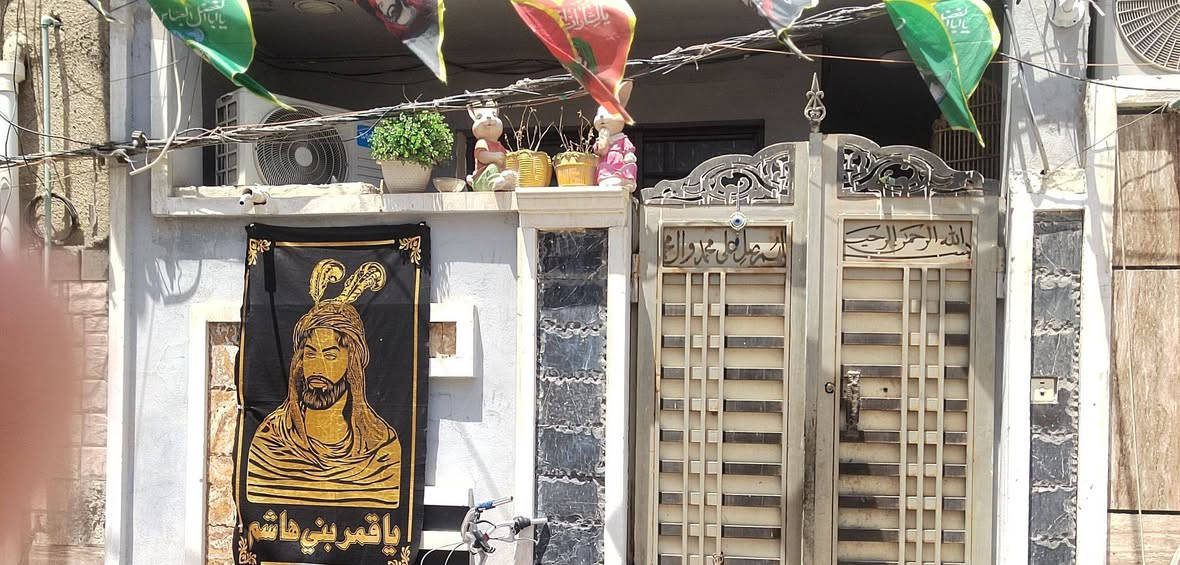 مشتمل للبيع مساحه 60 متر  مكان الاسكان شارع نادي الرمايه  طابق الأرضي طرمه+ +استقبال ومطبخ كبير ملحقاته عدد 2 وغرفه نوم)))) وطابق الأول غرفتين نوم ملحقاته وطابق الاخير سطحين ومخزن كبير  غير متواجد ع فيس اي استفسار ع رقم***********
