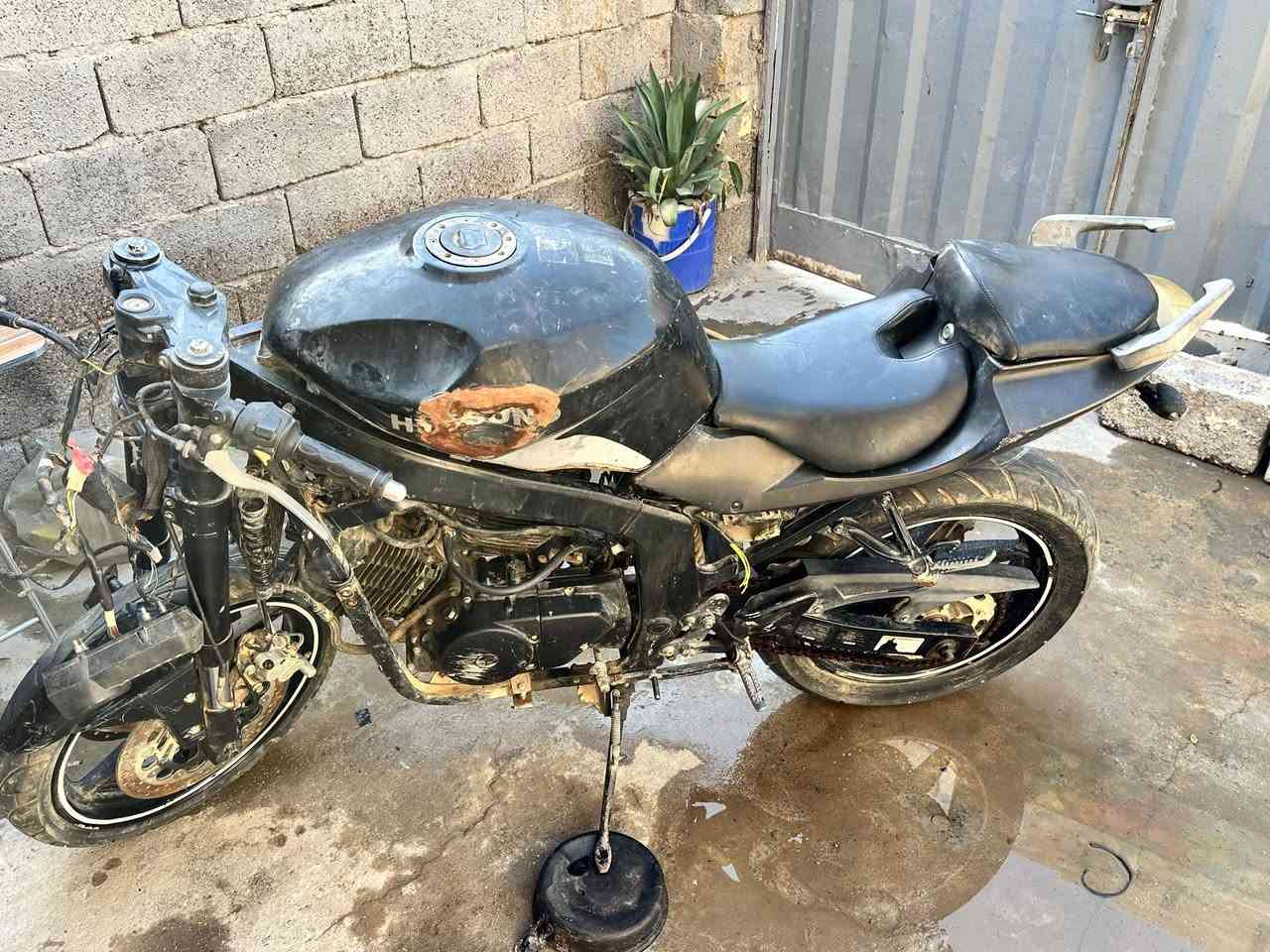 دراجة نوع هايسونك محرك 250نوزل مسوين بيهة حادث للبيع علة وظعهة محركهة مابي شي وبيهة عقل موجود ابيعهة كوم حديد السعر 300وبيهة مجال للشراي الياخذهة يحملهة بسيارة ويروح المكان بغداد الغزالية هاتف ***********اكو وات ساب
