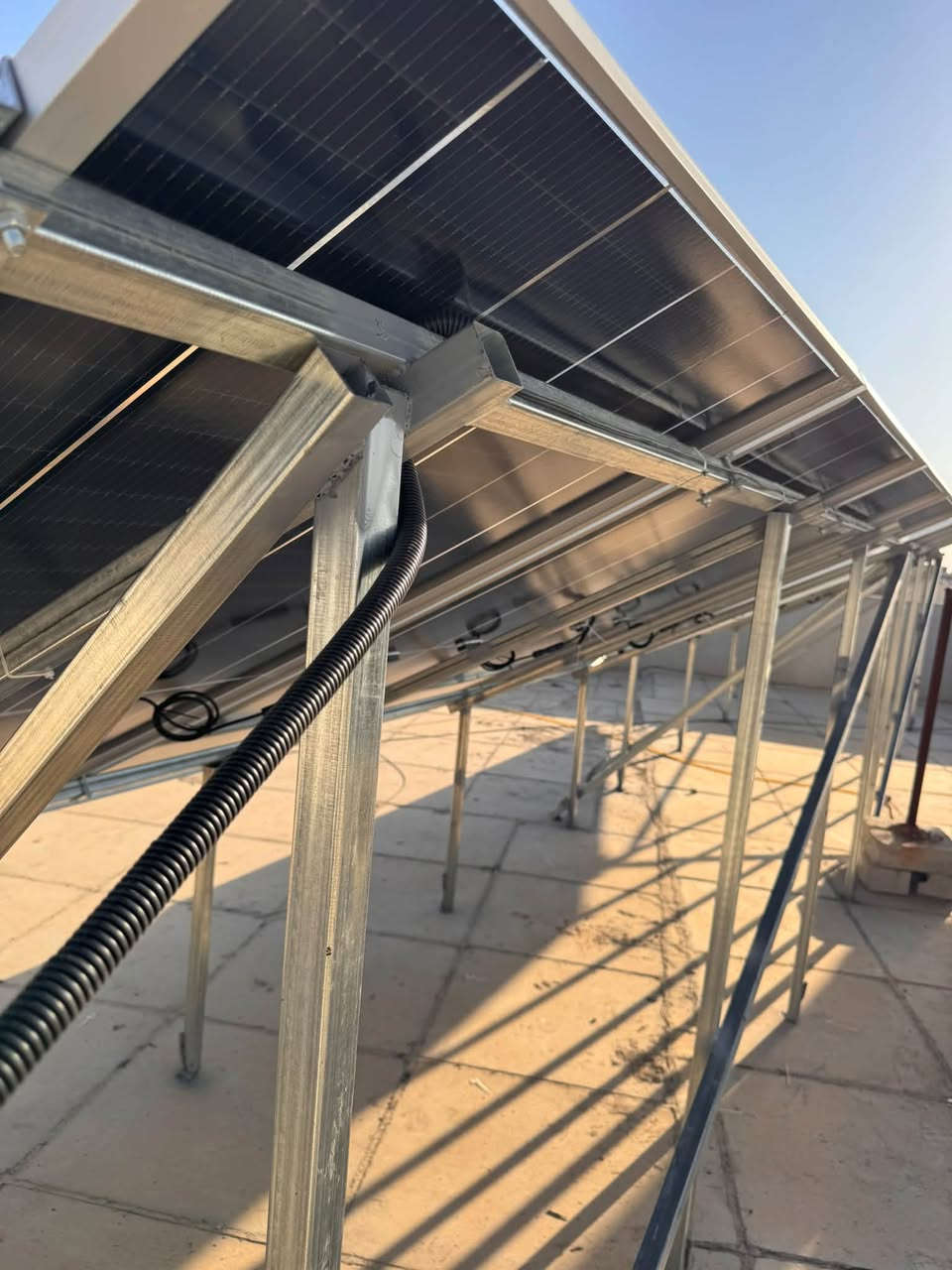 بطارية EVE ١٦kWh • انفيرتر Solis ٦kW • ألواح Jinko ٦٥٠W