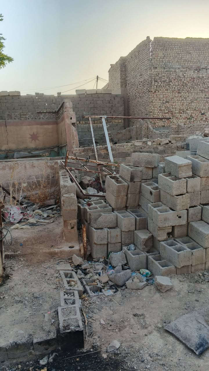 بيت للبيع المساحه ٤٠٠ متر (20*20) بناء قديم يعتبر قطعة ارض . البيع كامل او تقطيح حسب الطلب 

كامل الخدمات من ماء وكهرباء ٢٤ساعة ومجاري رئيسية وشارع تبليط 

يبعد عن الشارع العام ٤ بيوت 

الموقع قرب مطعم الحجي الجي بفرع علي باور 

السعر ٤٥ وبي مجال 

للأستفسار(***********)
