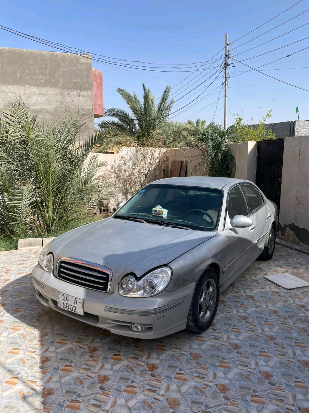 سوناتا 2005، سيارة نضيفة تحتاج كم شي بسيط
، رقم بصرة سنويا بأسم الوالد تحويل ثاني يوم.
وين موقع السيارة بالضبط؟ (أي محافظة/منطقة): 
محافضة البصرة-قضاء شط العرب-نهر حسن
شنو مواصفات السوناتا بالضبط: 4 سلندر لو 6 سلندر؟ وكم ماشية؟: 
4 سلندر- محرك دوش 2000- جديد بس يحتاج أدامة - ماشية 370،000
شنو الشغلات البسيطة اللي تحتاجها تحديداً؟ وهل بيها أي رش، صدمة، أو حادث سابق؟: 
وارد امريكي 
صور حادثها بامريكا جدََا بسيط السيارة مرشوشة جمالية.
السعر شكد نهائي؟ وبيها مجال للمعقول لو السعر ثابت؟: 
بيها مجال