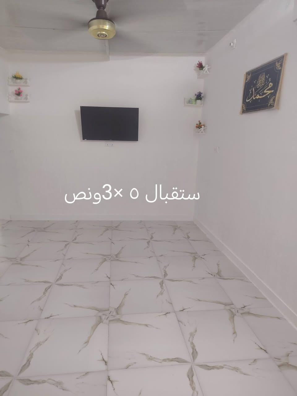 بيت مناسب للبيع على طريق المطار خلف حسينيه عبد العظيم من يم نزلة اهل المخضر مساحه البيت ١١٠ م يبعد عن طريق الشارع ٦٠٠م منطقه سكنيه متوفر ماء كهرباء وخط مولد عرض الشارع ١٠م للأستفسار اتصل على الرقم *********** واتساب
