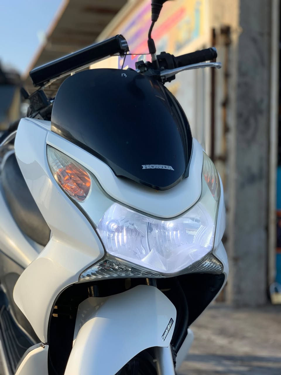 اعادة نشر بسبب الوعود الكاذبة ‼️
Pcx (gf) 
جيل اول ياباني موديل 16
محرك 150 
كهربائيات شغالة كلها 
حساس ازدحام 
حساس ستان 
تدفئة يدات 
اشاير اضافية دبل 
كاملة ماناقصها شي 
سعرها 1.650 
للتواصل / ***********
