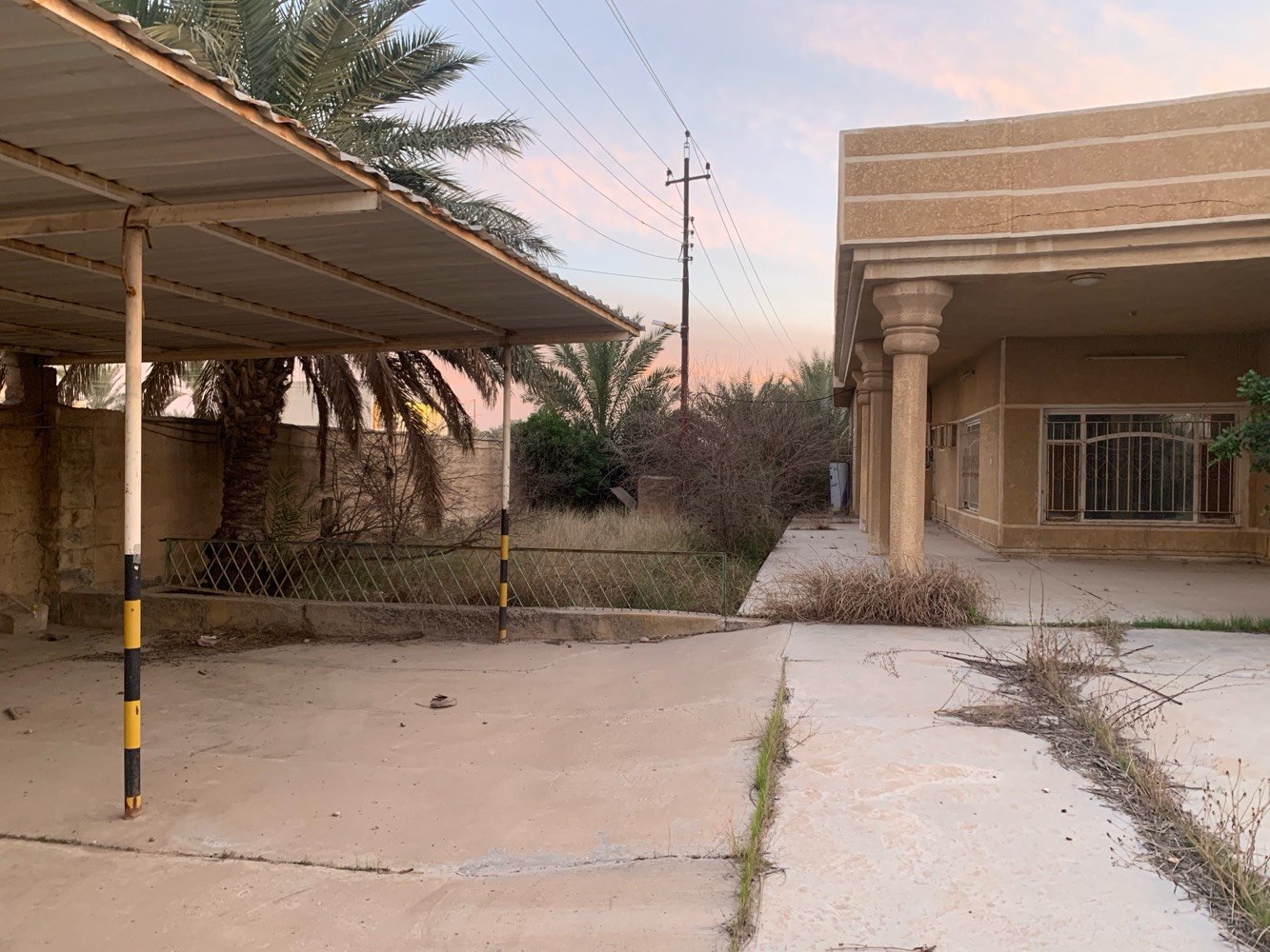 بيت مساحة ١٠٠٠م للبيع شبه متروك زراعي السعر ١٨٠ مليون دينار الموقع شمال بغداد التاجي شارع عمشة للتواصل ***********