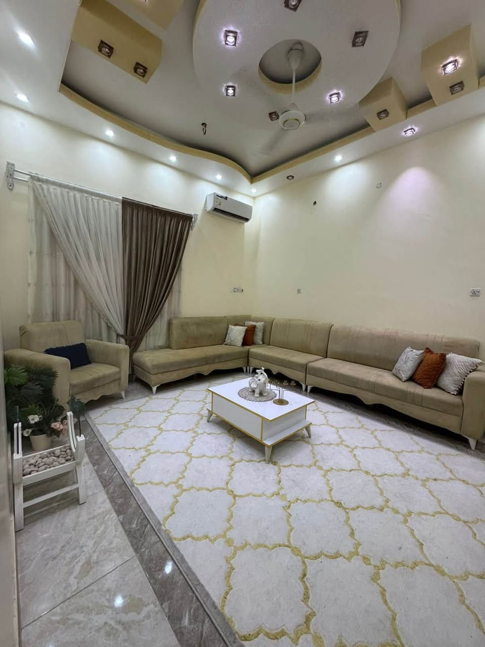 بيت جديد واجهة مرمر بناء درجة اولى
المساحة 200 متر

يحتوي على

4 غرف منام

صالتين 
صالة بالطابق الارضي وصالة بالطابق الاول

مطبخ حار وبارد

استقبال كبير
صحيات داخلية بالطابقين وخارجية
كراج كبير يسع سيارة

واجهة مرمر بالكامل

بيت شغل جناي وليس مقاول مو سكاوي

طابو زراعي عراقي سند 25

يبعد مسافة 50 متر عن شارع كوت ثويني التبليط

ويبعد مسافة 850 متر عن شارع ابي الخصيب السايدين

السعر 158 وبيه مجال

للتواصل واتساب

***********
