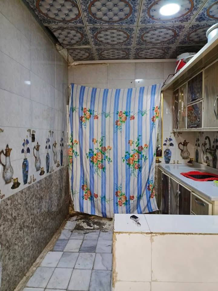 سلام عليكم بيت بلديه معامله كامله واصله للتقييم المساحة ١٣٠متر بي ٣غرف وصاله وستقبال وتخاريج ومطبخ غرفه سويت المكان النجف حي الشهداء خلف مركز الأحداث الرقم ***********
