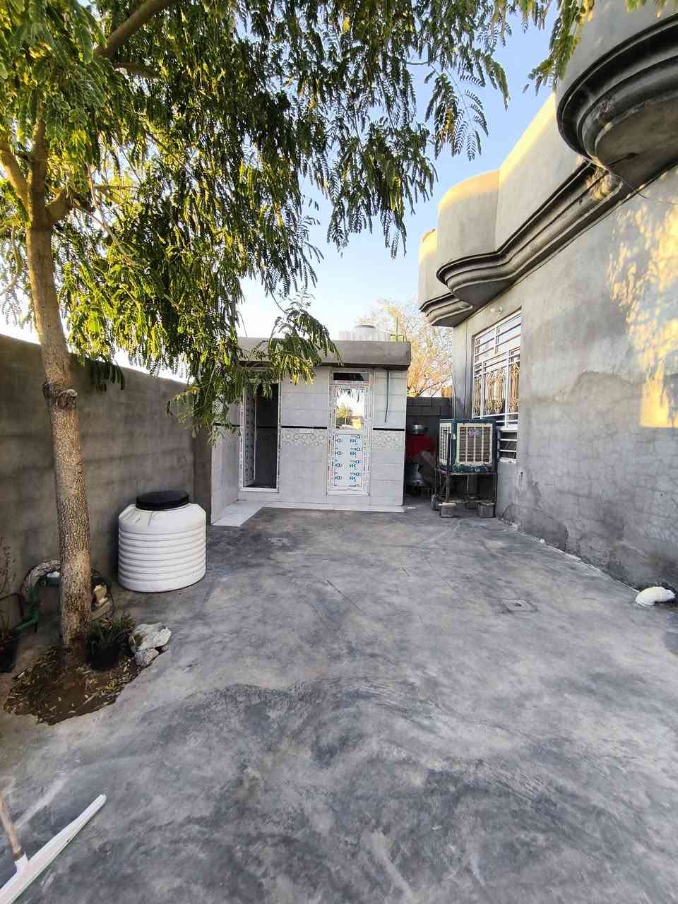 سلام عليكم  بيت طابو حي الوحده قرب الوكيل سليم ابو المواد مساحه البيت 270 متر خطين مي اساله مي بير كافه الخدمات السعر 85 ميلون بي مجال ***********
