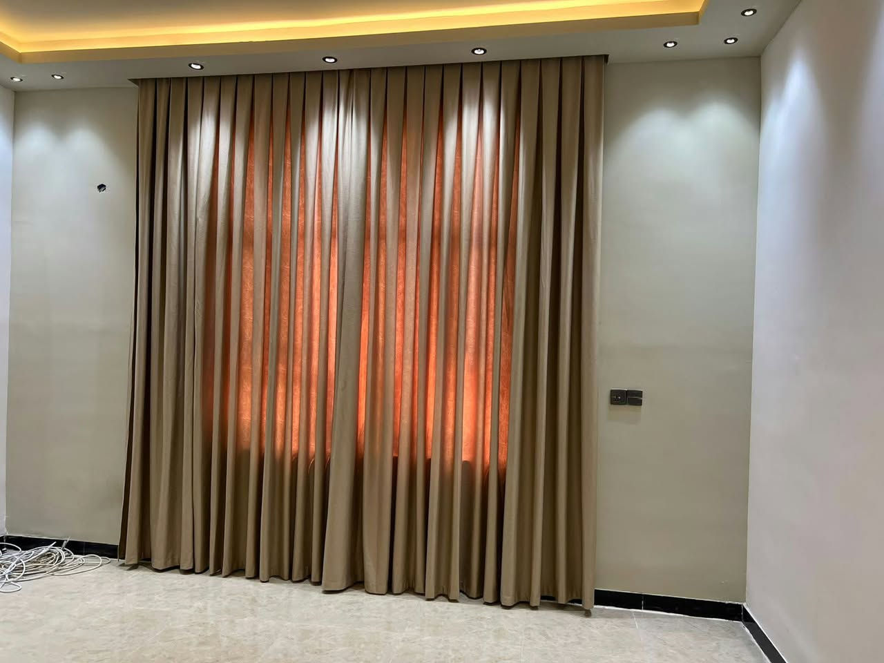 تنصيب ستائر • غسيل ستائر • داخل المجمع