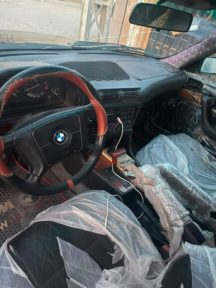🚘 BMW للبيع
النوع: BMW
الموديل: 525i
الهيكل: سيدان
اللون: كحلي غامق
القير: أوتوماتيك
المحرك: 6 سلندر
الداخلية: موجودة ومبين عليها استخدام
السيارة: بيها بعض الملاحظات والاستخدام الطبيعي، وتحتاج فحص من المشتري.

المميزات:

* مكينة 6 سلندر
* قير أوتوماتيك
* فتحة سقف/سبويلر خلفي حسب الظاهر بالصور
* السيارة مسجلة بلوحة عراقية
* الفحص والمعاينة على الطبيعة

💰 السعر: 60
📍 الموقع: بابل نادر الأولى 
📞 للاستفسار: +***********

البيع نقداً، والمعاينة خير دليل.
