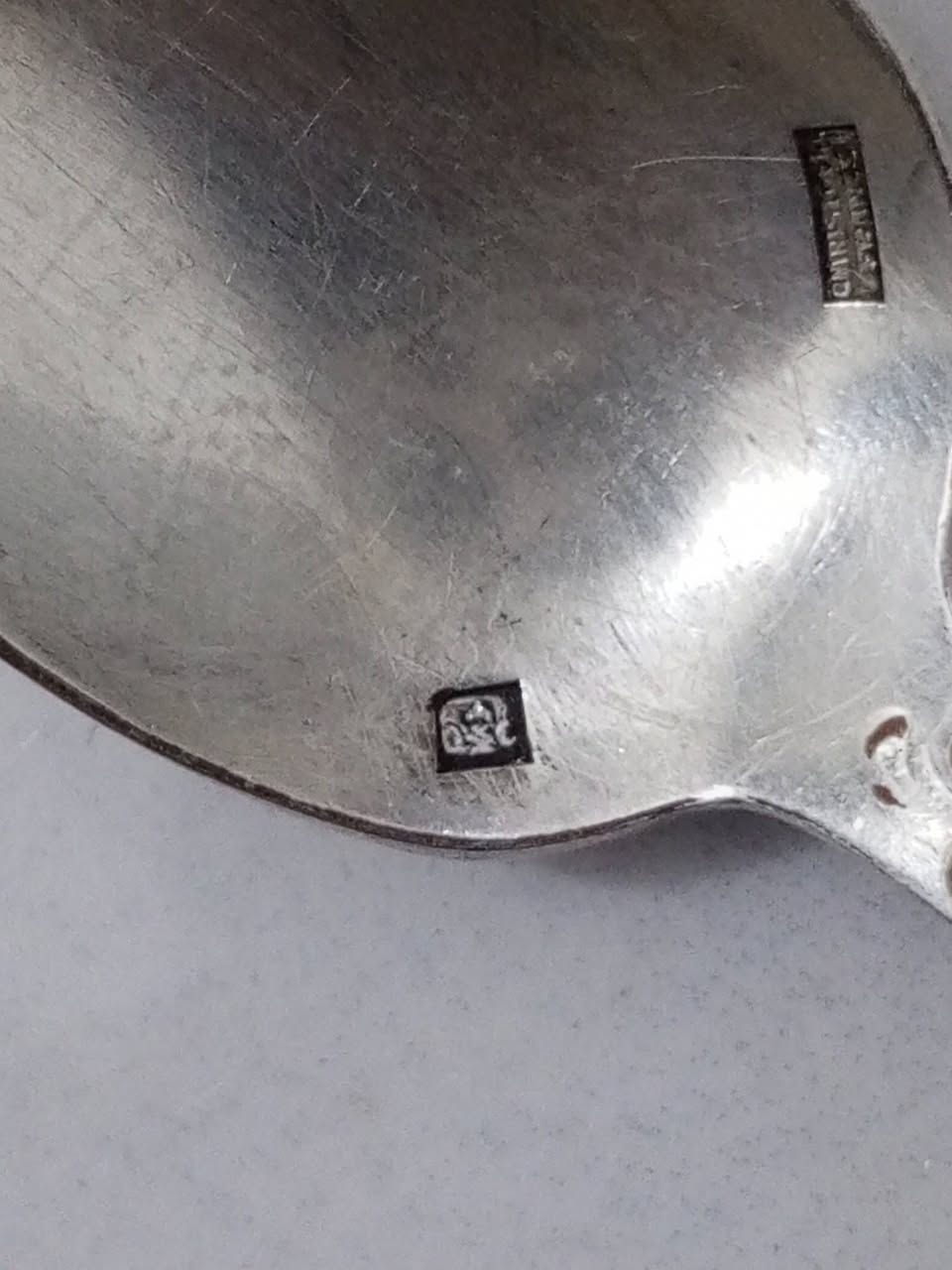 للبيع نادرات عمرهن يتراوح 40 سنه صناعه فرنسيه معروفه على مستوى العالم فضه اصليه بيه اختام فرنسيه تواصل رقم الهاتف *********** أو واتساب
