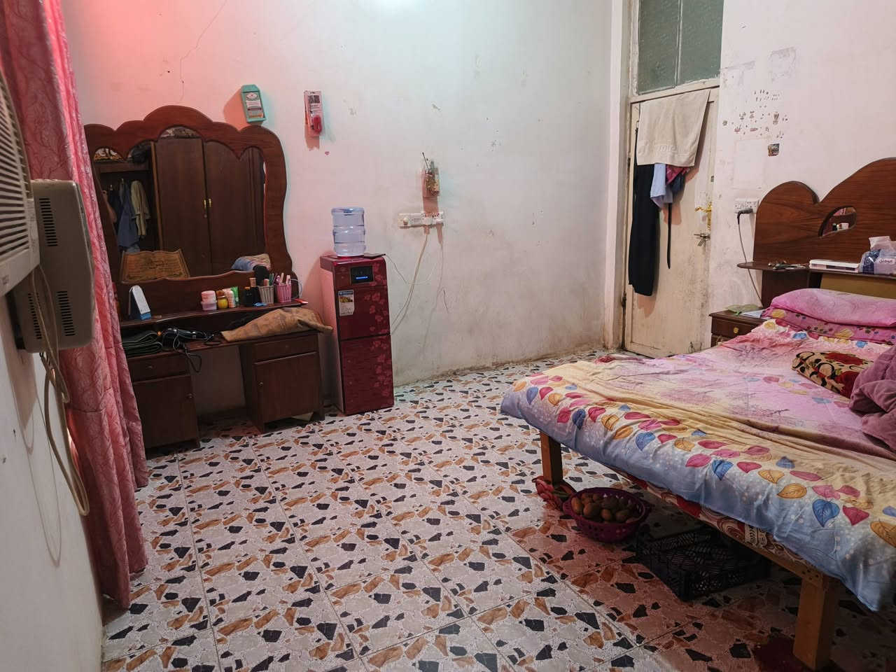 السلام عليكم بيت للبيع في كوت زراعي ١٧ _ حي حكيم _سواده_ مقابل محطه حوشي (الوادي )حي سفير يحتوي على ٣غرف وديوانية مطبخ صحيات داخليه وخارجية مساحة ٣١٢ متر سعر ٤٥ مليون وبيه مجال للستفسار على رقم ***********
