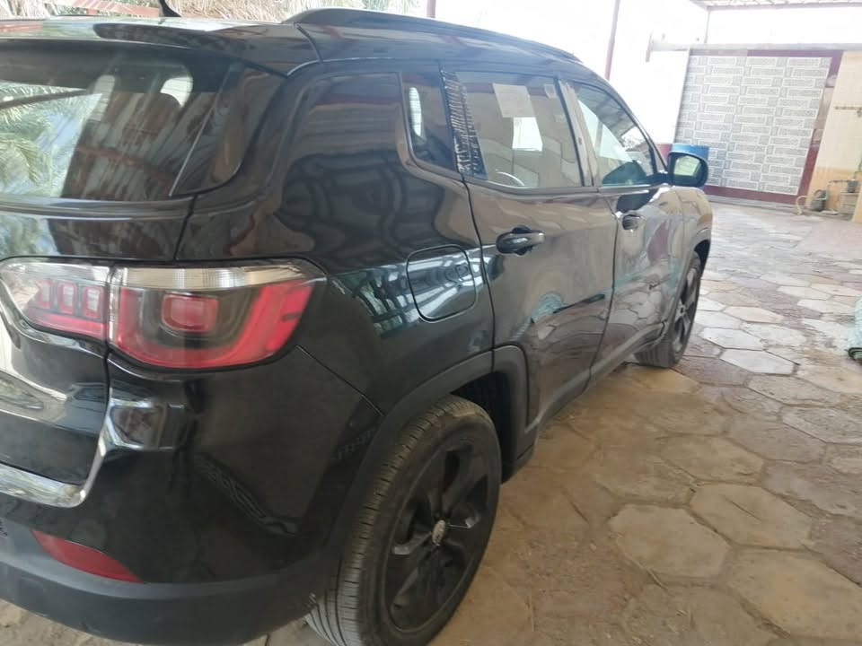 السلام عليكم 
جيب كومباس موديل 2018
رقم بصرة بسمي تحويل ثاني يوم 
لون اسود 
دفع امامي
بصمة 
شاشة 
كامرة خلفية 
كراسي جلد 
مسويله تبريد للكير يعني انسه الحماوة ..
بعد بيه مواصفات ...
ضربته الچاملغ الامامي يم السايق 
السعر 93 وبيه مجال الشراي يتصل على هذا الرقم ***********
