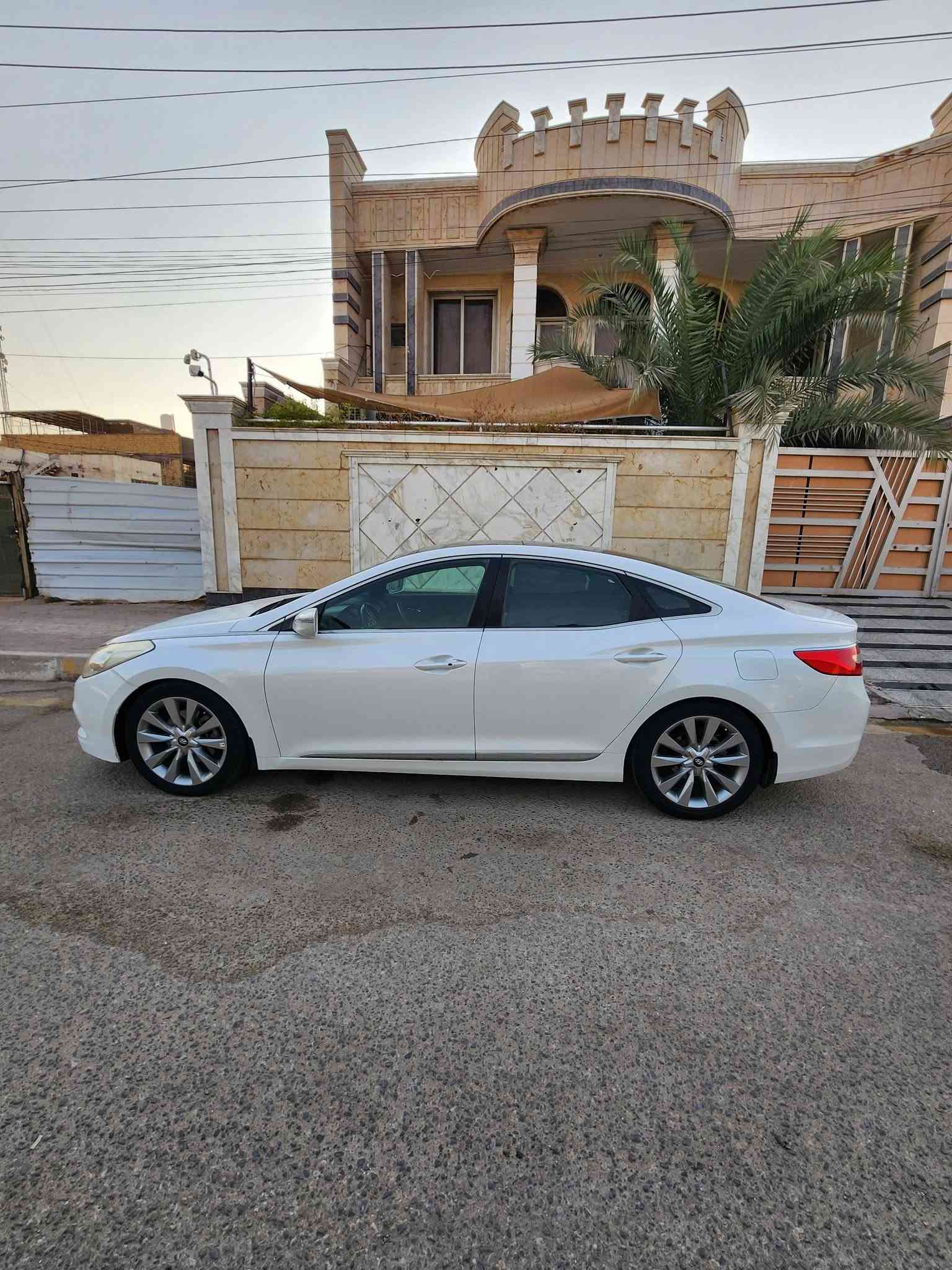 السلام عليكم هونداي ازيرا موديل 2014 خليجي فول مواصفات مكينة 6 سلندر 3.0 دوش بيها بارد قليل باب السائق فقط كير مكينة كفالة لا تنقيص ولا تبخير السعر 128 وبيها مجال قليل حك الجية *********** ميسان الكورنيش
