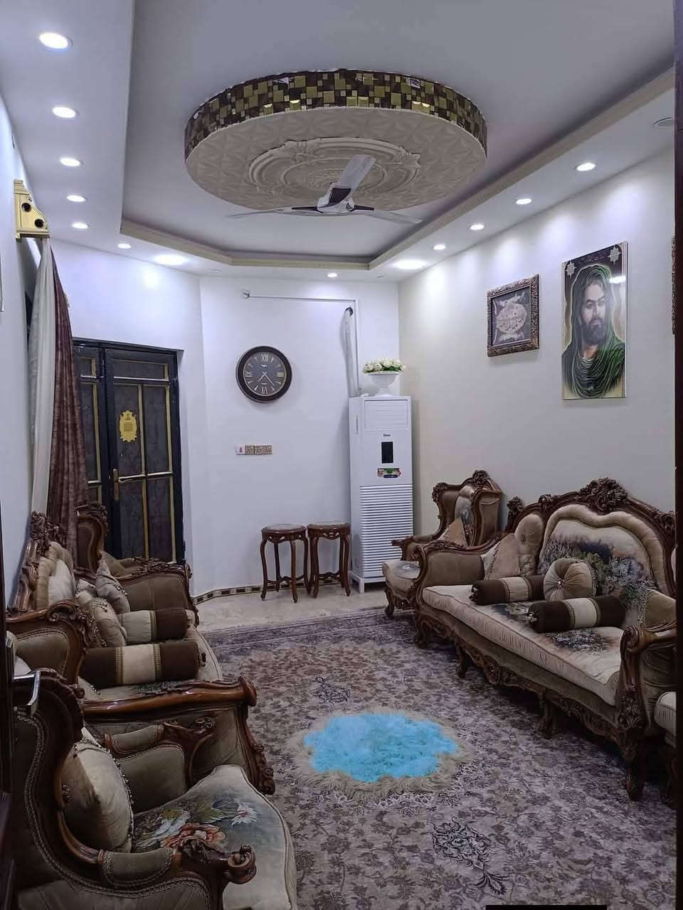 يعلن مكتب عقارات أبو انور الطويسه عن وجود بيت البيع في دور الصحه القضاءات مساحة 143 متر وجه 7 ونص طابو صرف طابقين يحتوي على 4 غرف نوم وصاله وستقبال ومطبخ وصحيات وكراج بناء 2020 شارع 10 متر سعر 370 مليون وبيه مجال مكان راقي ممتاز الستفسار الاتصال//***********//***********// كما نستقبل جميع عروضكم وطلباتكم التجارية والعقارية المكتب مجاز قانونيا المكتب ماقبيل مطعم الحسون عقارات أبو انور الطويسة
