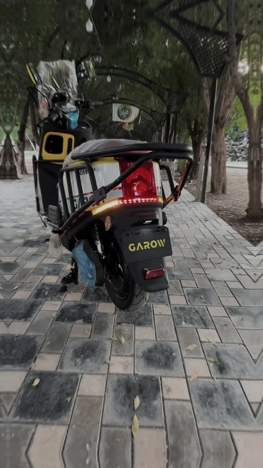 🔥🏍️ كارو الأصلية – الوكالة 🏍️🔥 مو كل دراجة تنحچي عنها… أكو دراجات تخلي الشارع يحچي عنها! 💥 بفضل من رب العالمين، وصلت إلى معرض أبو يوسف للدراجات الكهربائية 💎 كارو الأصلية – الوكالة بطابع رياضي قوي، تصميم مميز، وتجهيزات كاملة. ━━━━━━━━━━━━━━ 🏁 المواصفات اللي تفرق: 🛞 ويل 12 أمامي + 12 خلفي 🛑 ديسك أمامي وخلفي + ABS 🛡️ تدريع كامل 360° 🏎️ مرايات جانبية رياضية 🎁 جامة أمامية هدية من معرض أبو يوسف ⚡ القوة والأداء 🔥 ملف 2000 ونص حقيقي 🔩 نحاس أصلي 100% 🚀 سرعة تصل إلى 90 كم/ساعة 🔋 بطاريات 38 أمبير 📍 مدى 75–85 كم حسب الاستخدام والظروف 💪 تحمّل يصل إلى 275 كغم حسب المواصفات 🎮 أنظمة التشغيل 🔑 دبل سويج 👆 بصمة 🔄 رجوع للخلف 🏁 SPORT ⚙️ 3 سرعات 💡 عالي + ناصي + إشارات يمين ويسار + + دبل اشاره + هورن ━━━━━━━━━━━━━━ 🔥 كارو الأصلية… حضور رياضي، مواصفات قوية، وتجهيز يفرض نفسه. 📍 معرض أبو يوسف للدراجات الكهربائية بغداد – الأعظمية – شارع 20 – قرب جامع نشمية 📞 *********** 📞 *********** #كارو #كارو_الاصلية #دراجات_كهربائية #دراجات_شحن #دراجات_العراق   
