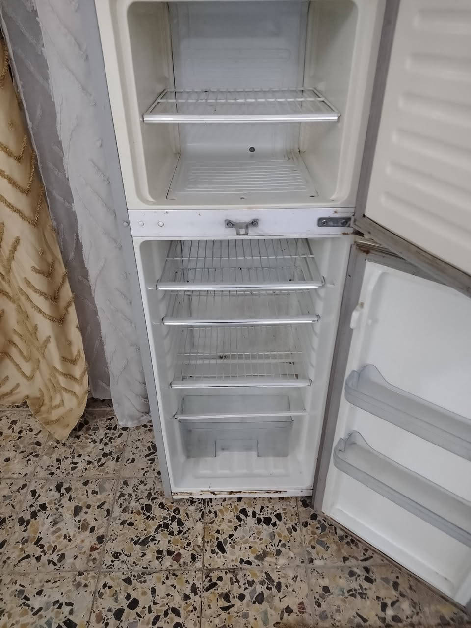 سلام عليكم
ثلاجه نضيفه نقصها غاز فقط
المكان بغداد العبيدي شهداء الثالثه
***********

