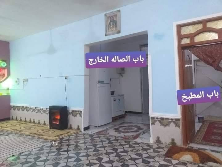بيت للايجار او البيع في حي الجوادين النزله الثالثه خلف ملاعب صيوان مباشرتاً على شارعين رئيسيات وبيت نضيف مساحته 280م غرفتين وصاله وديوانيه وحديقه ومطبخ وصحيات وبصفه قطعه مساحتها   440م
للبيع او الايجار
سعر الايجار 250 
سعر بيع البيت 43 بي مجال 
سعر القطعه 27 بيها مجال 
البيت والقطعه زراعي
بيت للايجار او البيع في حي الجوادين النزله الثالثه خلف ملاعب صيوان مباشرتاً على شارعين رئيسيات وبيت نضيف مساحته 280م غرفتين وصاله وديوانيه وحديقه ومطبخ وصحيات وبصفه قطعه مساحتها   440م

بيت للايجار او البيع في حي الجوادين النزله الثالثه خلف ملاعب صيوان مباشرتاً على شارعين رئيسيات وبيت نضيف مساحته 280م غرفتين وصاله وديوانيه وحديقه ومطبخ وصحيات وبصفه قطعه مساحتها   440م للاستفسار***********

نص مكتوب في الصور:
- مطبخ
- باب الصاله الخارج
- باب المطبخ
- الصاله
- صحيات داخليه
- سقف التواليت الخارجيه
- ديوانية
- مدخل الصيحات والمنور
- الغرفه الثانيه
- مدخل الصاله من باب المطبخ