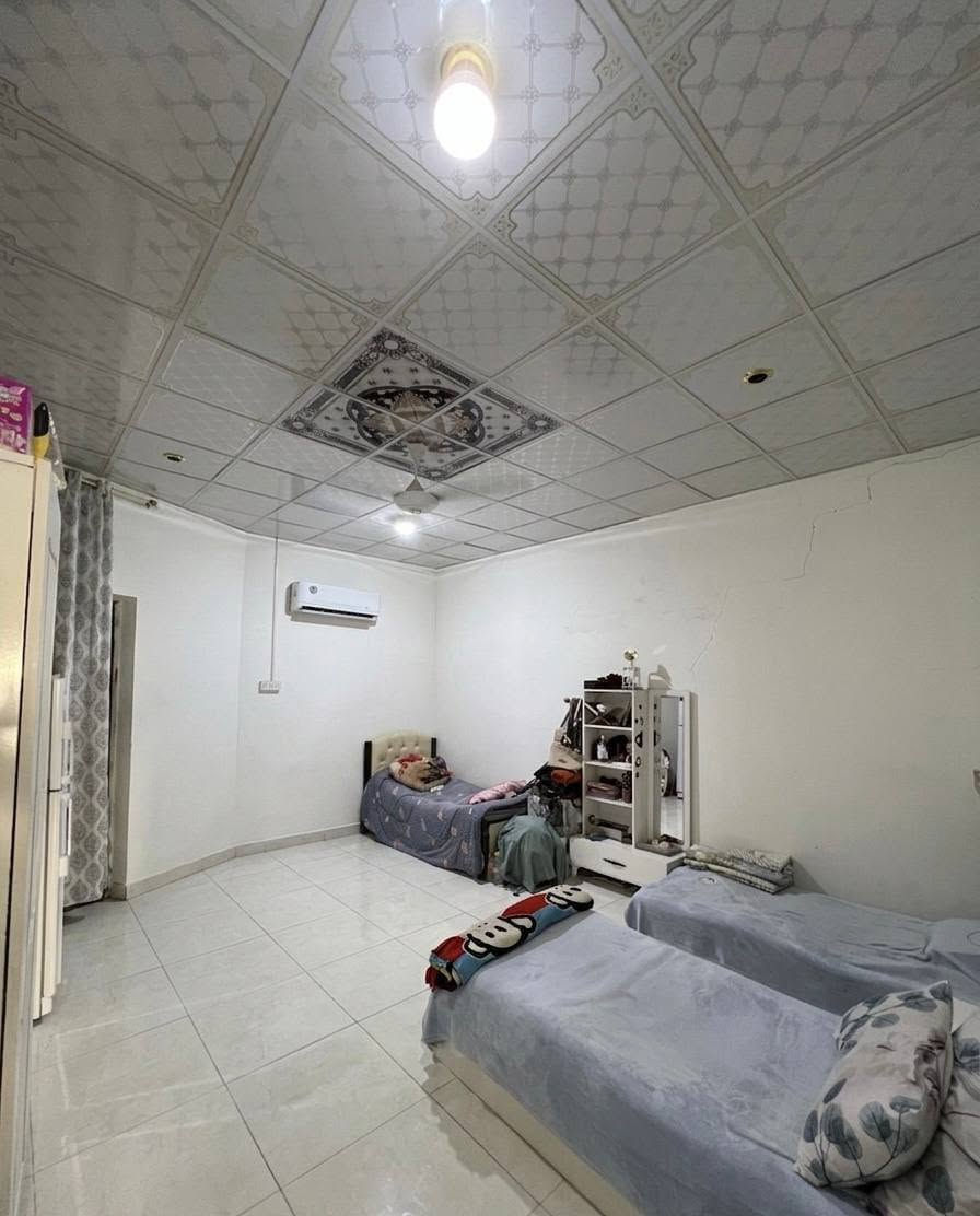 بيت طابقين للبيع طابو زراعي عراقي سند 25 

في ابو خصيب الحي العسكري 

مساحة البيت 100 متر 

يحتوي البيت على 4 غرف منام وصاله ومطبخ وحمام داخلي وحمام خارجي+كراج 

الطابق الاول يحتوي على غرفتين وصاله ومطبخ وحمام 

الطابق الثاني يحتوي على غرفتين 

السعر المطلوب 65 مليون وبي مجال شي بسيط 

لاستفسار تواصل على رقم ***********
