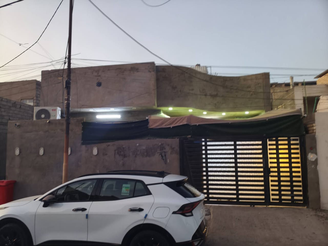 سلام عليكم بيت مساحه 200متر البيع الوجه 10 نزال20 يحتوي علا استقبال وطبخ غرفتين وصاله كبيره مناور تهويه 2 منضومه كاميرات البيت بناء جديد جدٱ بناء طابوك حمام 2 كهرباء بواري العنوان العبيدي حي سفير قرب صوره سيد تصال علا الرقم *********** بي واتساب
