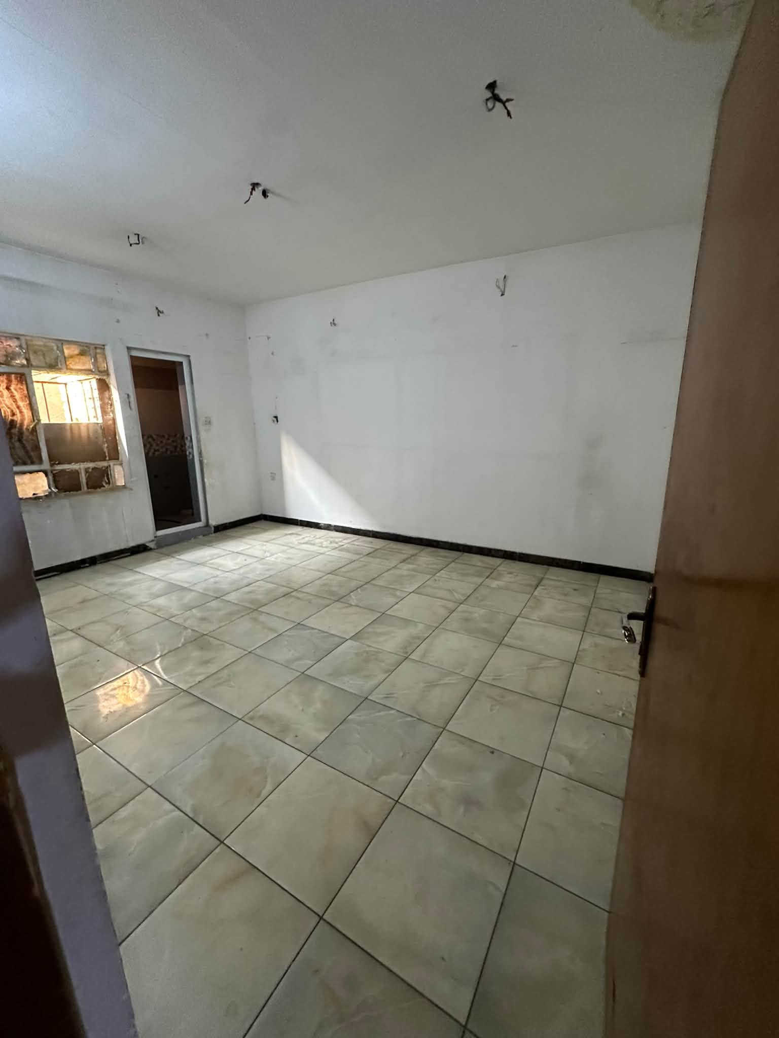 🏠 للإيجار في السيدية

📐 المساحة: 200 متر
🚗 كراج + مدخلين
🛏️ 4 غرف نوم مع سويتات
🛋️ صالة
مطبخ في الطابقين

📍 الموقع: السيدية – مربع الـ400

💰 الإيجار: مليون و250 ألف دينار
🤝 قابل للتفاوض

📞 للاستفسار والتفاصيل:***********
