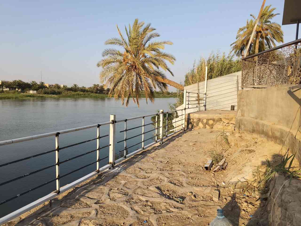 السلام عليكم حداد متنقل اشتغل ابواب شبابيك سقائف جينكو سندويش درج خارجي محجرات ميوزه محميات ابراج الي عنده شباك طاك نرمايد واجهات محلات كلشي نشتغل وانسب الاسعار انشاء الله  ***********
