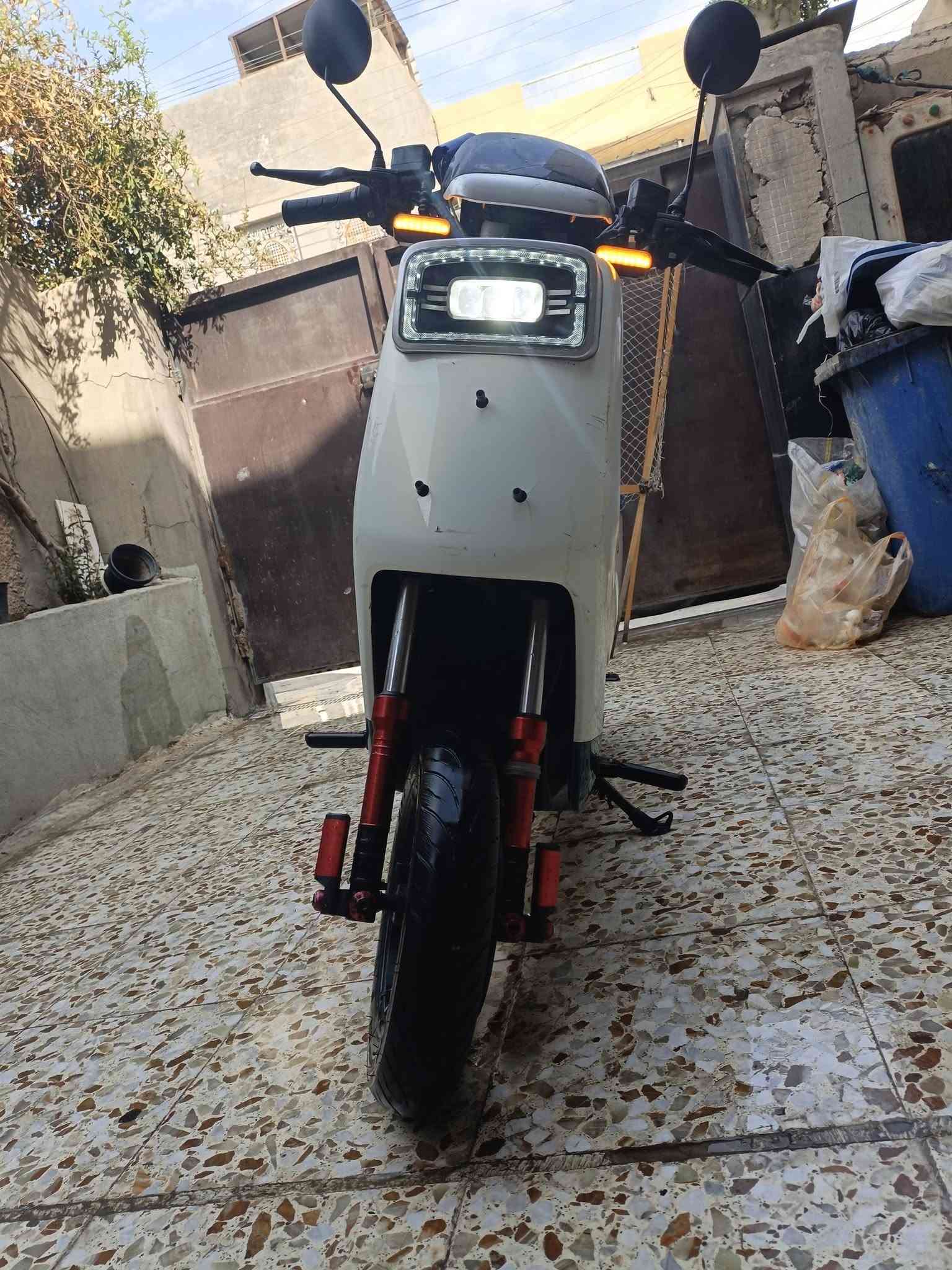 سلام عليكم دراجه شحن A8نضيفه   بريك دسك جدد سرعتها75نضام ال4سرع 5باتري 60فولت بيها بك بيها نضام  مانع انزلاق بريكات امامي وخلفي شغال دبل رياضي مال ماكس عدله كهربائيات كلها شغاله سعر325وبيها مجال بسيط مكاني حي الجهاد بغداد ستفسار ***********
