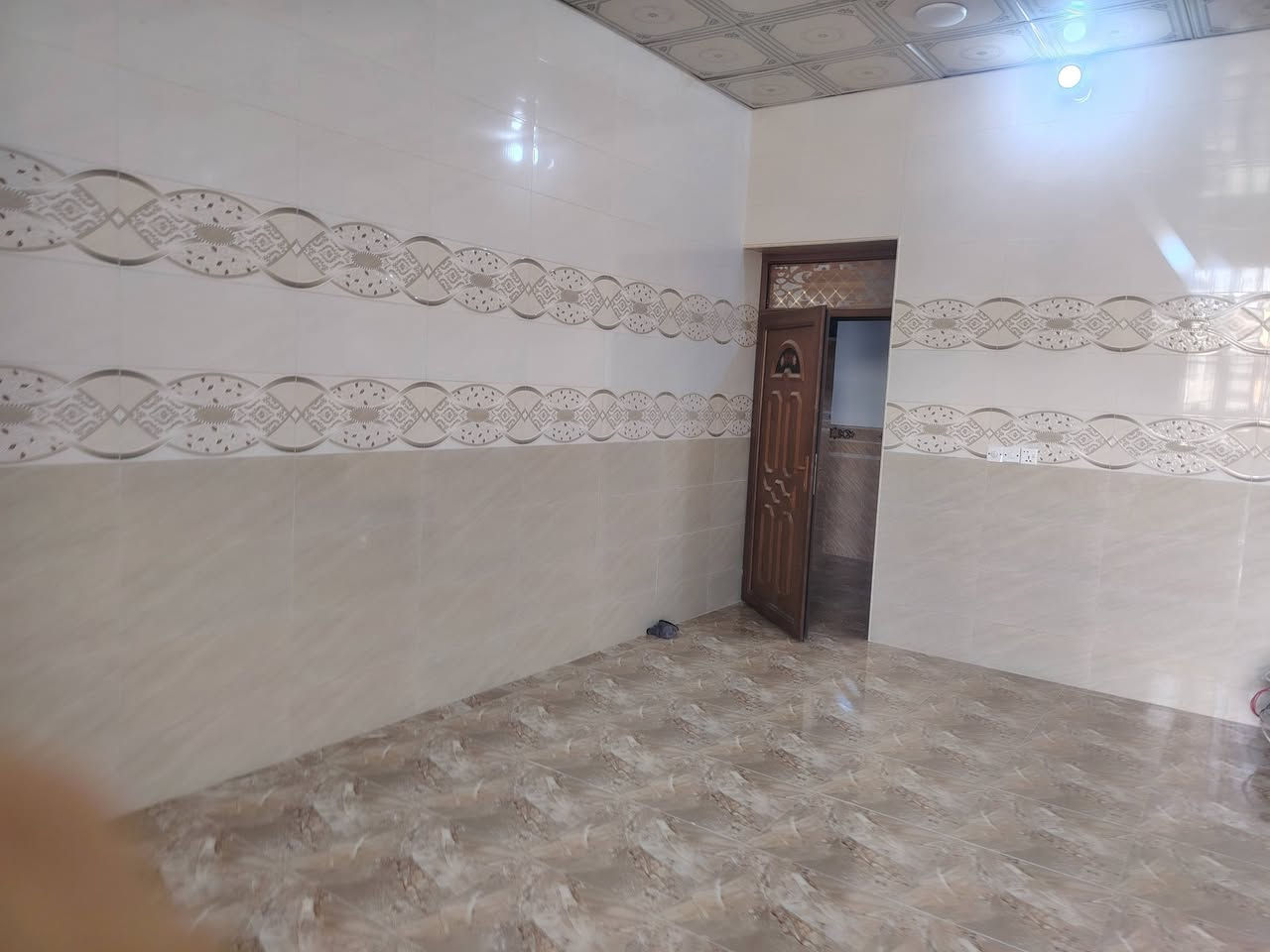 السلام عليكم شباب عندي بيت للبيع بيت طابو صرف المساحه مالته 400 متر بيت كامل بس تسكن بيه موقع ماله حلو مقابيل الدائره مال اطفال سواها جديد بحي البكر شارع تبليط متكون من حديقه بيت كامل بس اشكن بيه السعر خاص الاستفسار رقم الهاتف***********
