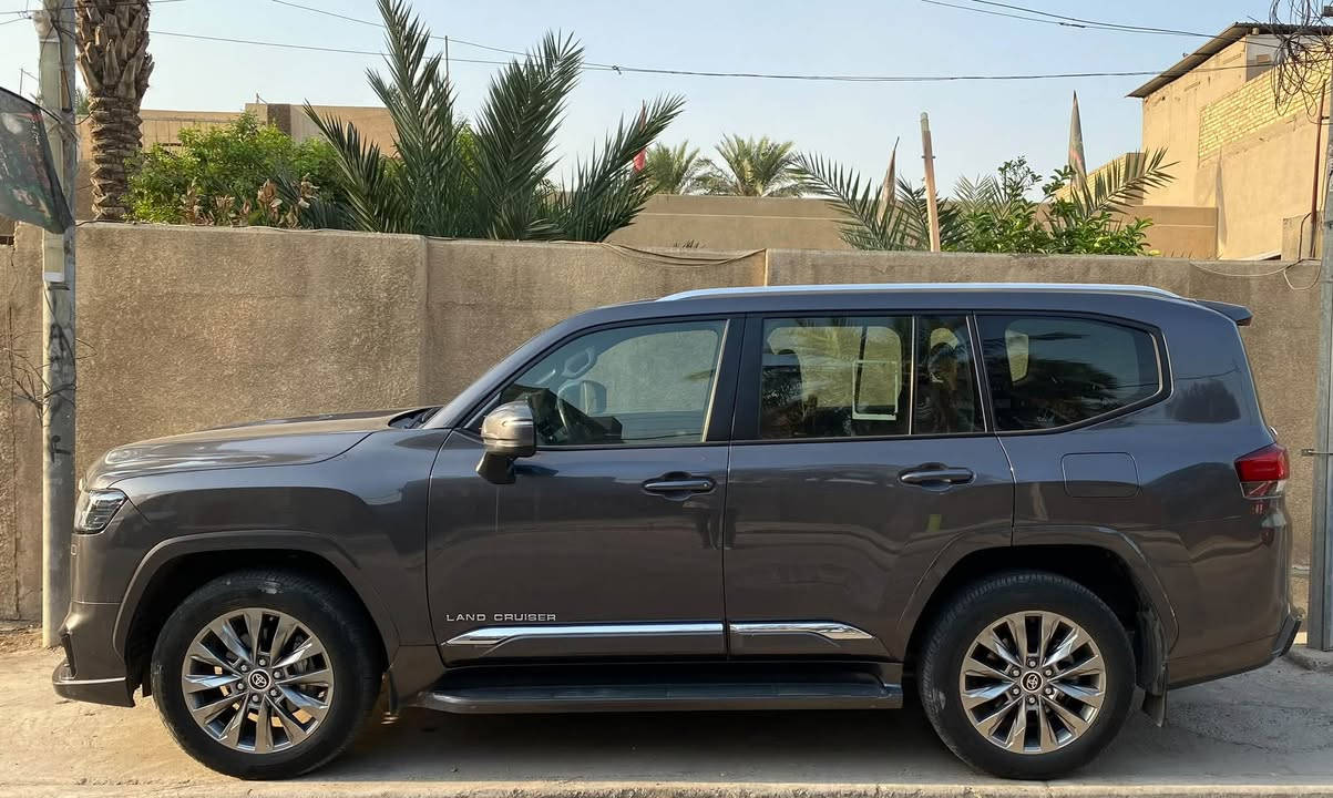 لاندكروز 2024 gxr limted مغلفه ppf
ماشيه 37 كيلو داخلها احمر بريمي السياره و مواصفاتها معروفه تبريد كشنات و تدفئه و كل المواصفات بيها 
الاتصال ***********
