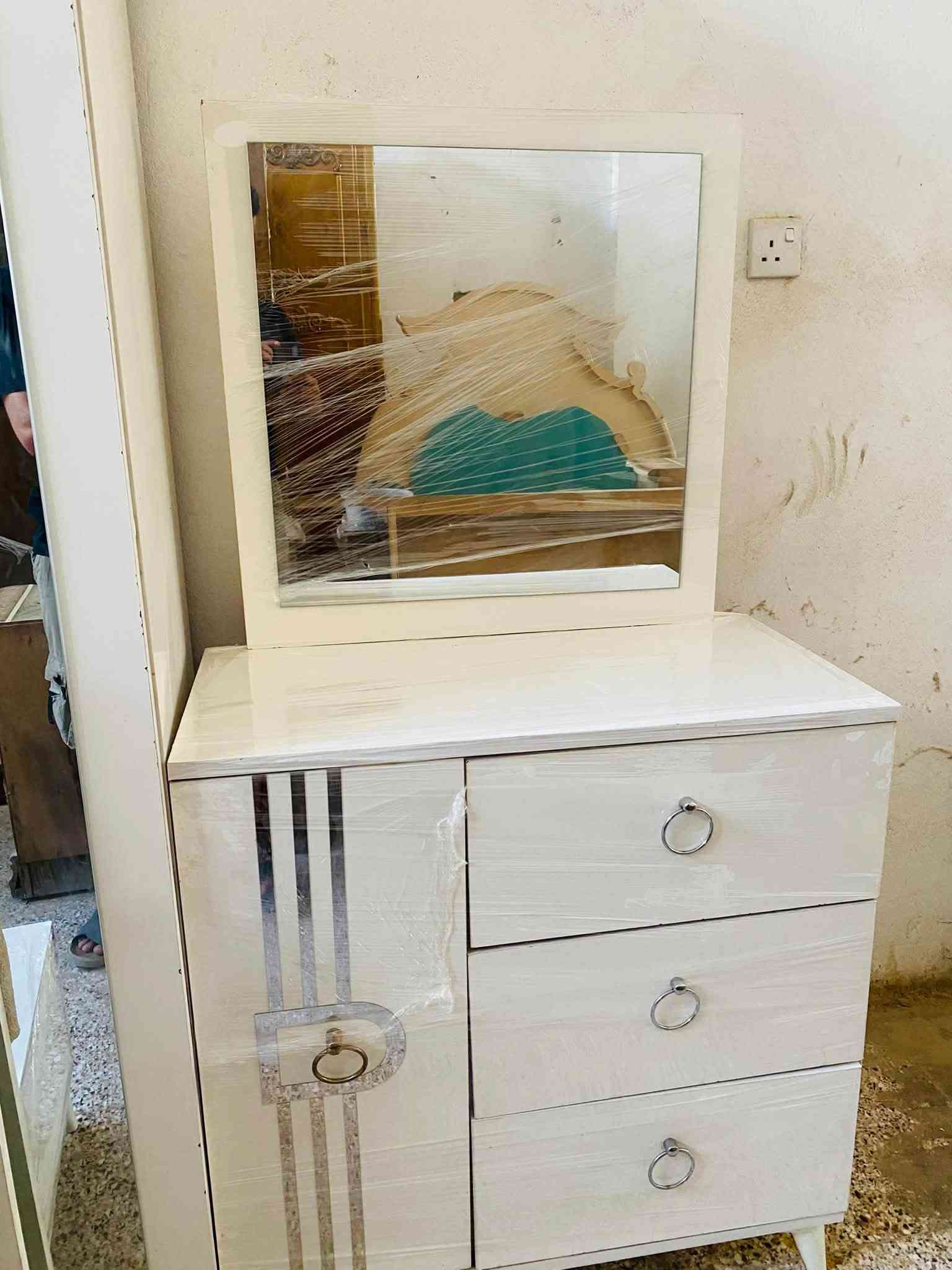 السلام عليكم غرفة تركي 5قطع اخو الجديد بسعر 375الف وبيها مجال بسيط عنوان بعقوبة كاطون شارع ابو رباح مزاد ضي القمر استفسار خاص او الرقم ***********
