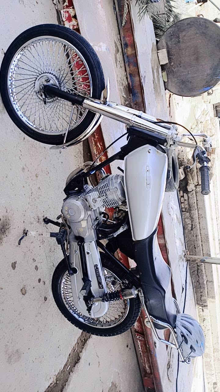 للبيع موديل 23 كلك كلك
نضيفه نفس الصوره ماناقصه برغي 
السعر 350بيهه مجال قليل ابو ال250طلع كبل تكسر بل سعر تسمع حجي ميعجبك
