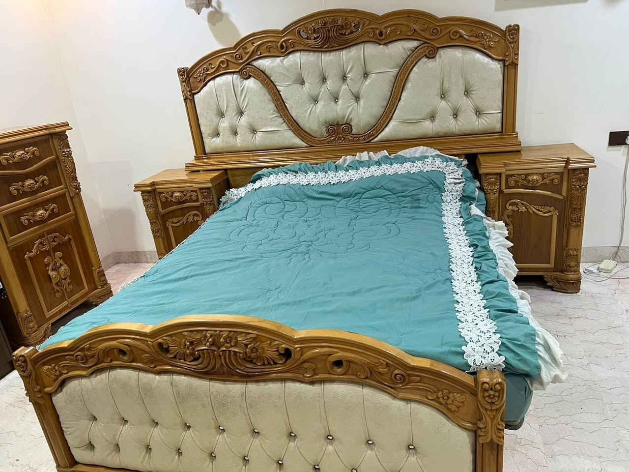 غرفة نوم جديدة للبيع فصلتها جديد شهرين اقل والله مامستخدمه تفصلت 3400000 ابيع 2250000
الي يحب خلي يجيب وياه نجار ***********
