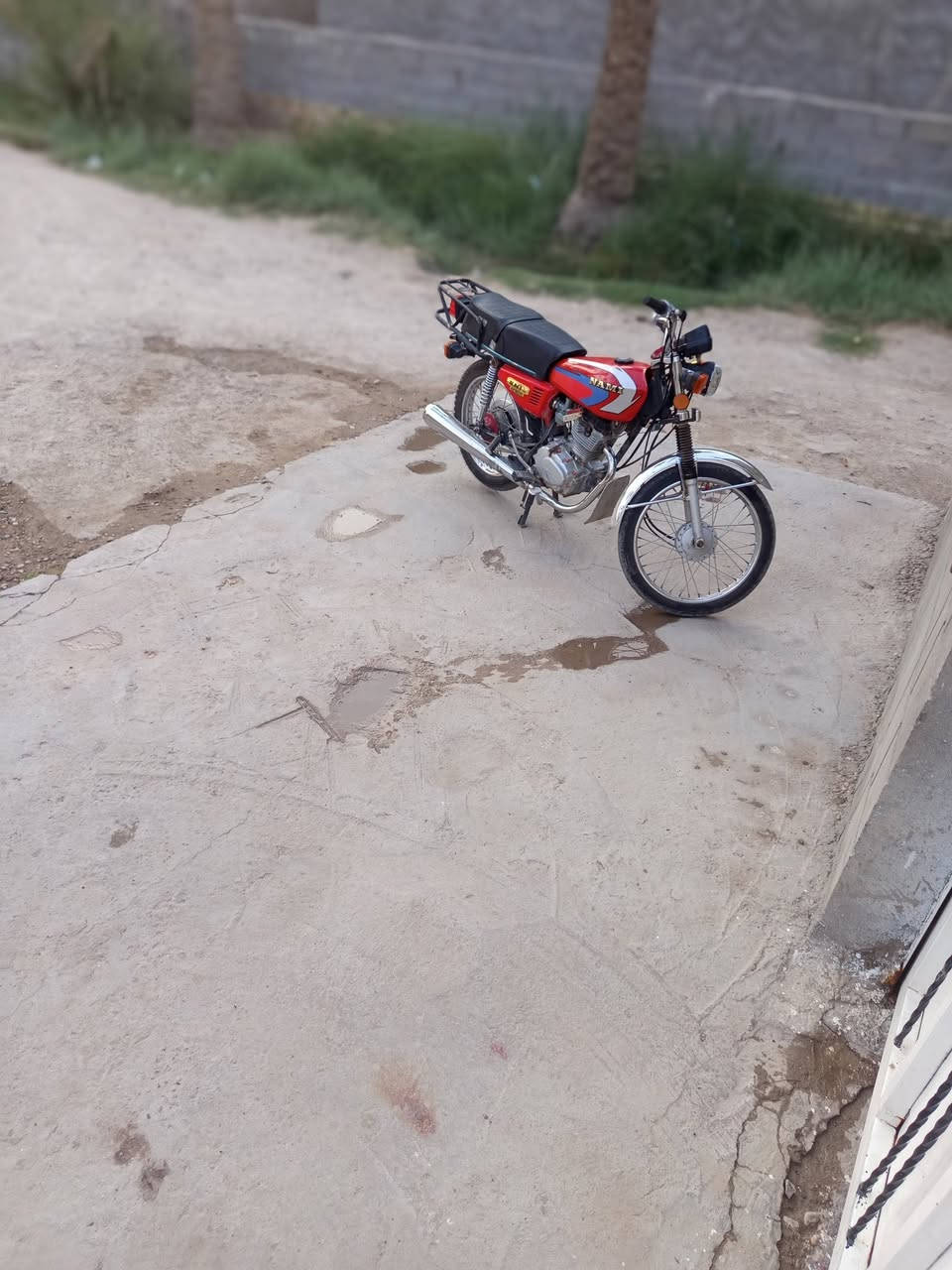 سلام عليكم شباب دراجه نامه شلامجه مكينتها سي جي نامه موديل 2018 تعمير 26 داتيرات وجوابه  جدد وبنز انتس لون احمر اوراق اصولي وبيها ورقه من القاضي جانت محجوزه ويل مبدل اسيامه كلهن جدد السعر ب 625 وبيها مجال مكان حله بكرلي مركز المدينه 
رقم الهاتف:***********
