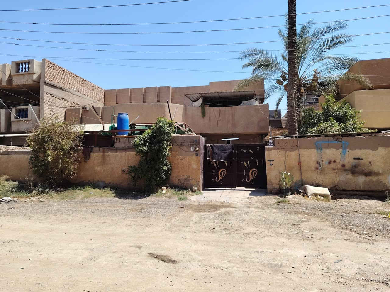 اسلام عليكم بيت للبيع المساحة ٣٥٠ متر طابو ملك العنوان الراشدية ٧نيسان قرب النادي الرياضي للاستفسار ***********
