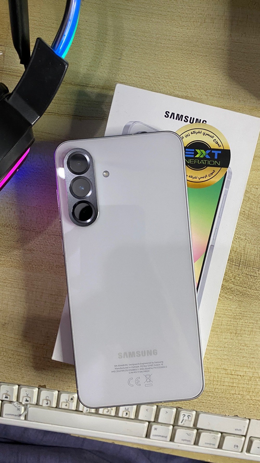 للبيع: Samsung Galaxy A56 (اخو الجديد) – 
استخدام منزلي يعني لا لاعبين بي ببجي و لا استخدام ثقيل
رام 12GB وذاكرة 256
، للي يدور جهاز راقي، نظيف، وبأداء قوي.. للبيع جهاز سامسونج A56 بحالة الوكالة:
 النظافة: . تكدر تشوف وجهك بيه من كد ما نظيف 
 نوع الاستخدام: استخدام منزلي خفيف جداً 
 الضمان: الجهاز شدّ شركة وما داخل تصليح نهائياً، برغي ما ملعوب بيه واخت الجديد بالضبط.
 الملحقات: يجي ويا كرتونه الأصلي كامل و كيبله

 أبرز نقاط القوة ومميزات الجهاز:
 أداء طيارة (RAM 12GB): سعة رام عملاقة تضمن لك سرعة وسلاسة عالية جداً بالتنقل بين التطبيقات والألعاب بدون أي تقطيع أو لاك.

 شاشة خرافية (Super AMOLED 120Hz): ألوان حقيقية وسطوع ممتاز حتى تحت شمس الظهر، مع سلاسة فائقة بالتصفح.

 كاميرات احترافية مع تثبيت بصري (OIS): تصوير نقي جداً بالفيديو والصور الثابتة بدون اهتزاز، خصوصاً باللقطات الليلية.
{شخصيا بـحثت عن جميع الاجهزة الي بـفئته السعرية ولكيته هو يحمل افضل كاميرا}

 بطارية ضخمة وتطوّل (5000mAh): تكفيك يوم كامل واستخدام ثقيل وراحتك بالعمل والتصفح مع دعم الشحن السريع.

 مقاومة للماء والأتربة (IP67): حماية عالية للجهاز تعفيك عن الخوف من السوائل أو الغبار.
 فرصة ما تتعوّض للي يدور جهاز نظيف وراحة بال.. الجهاز اخت الجديد وما يتفوّت!

السعر : 500
علما ان الجديد سعره 650+
للتواصل: ***********