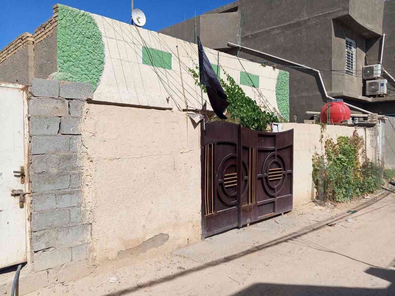 سلام عليكم بيت للبيع مساحة 200 متر كربلاء قرب شركه الرنا عمود 135 يبعد عن الشارع العام  200 متر لل استفسار اتصل عله الرقم ***********
