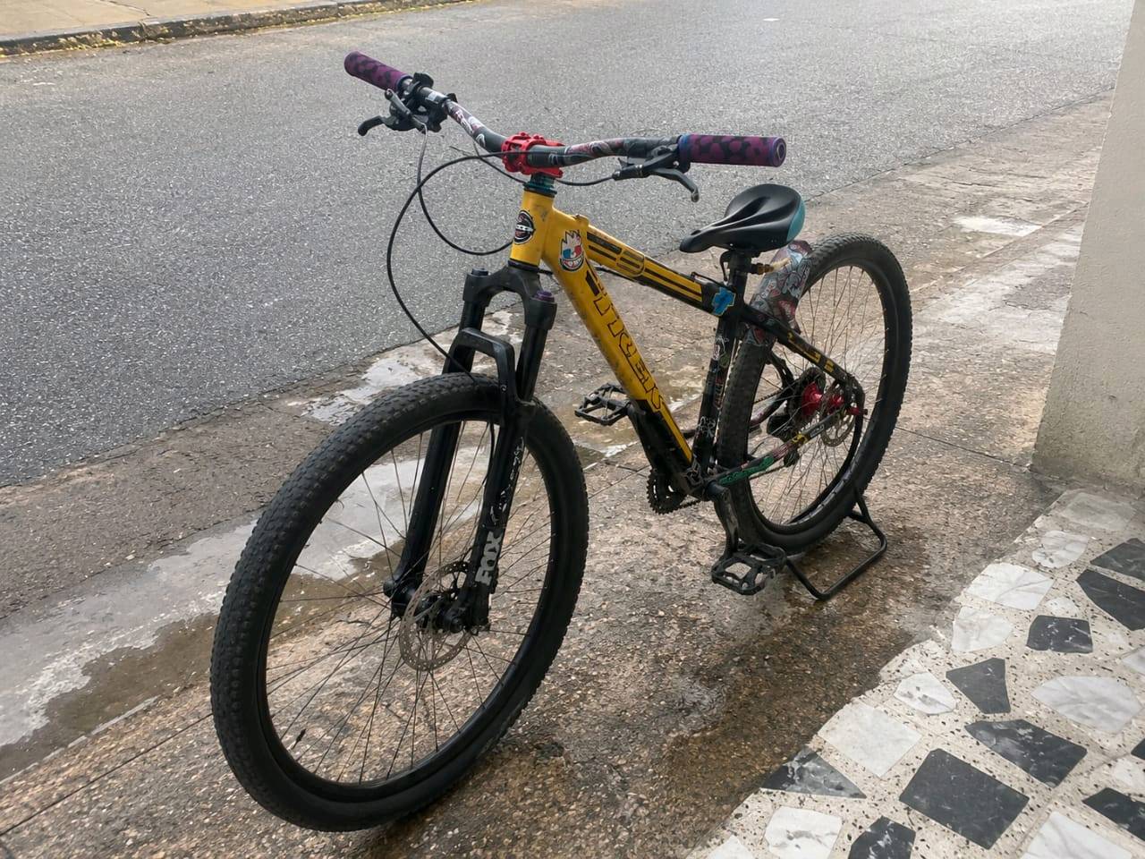 السلام عليكم دراجة نوع جبلي ماركه ترك  أمريكي غني عن التعريف البايسكل كامل تزويد النضافة شوفت عينكم 

معدن فول المنيوم 

                       سستم شيمانو DEORE 

                                                      كير شغال
دشالي8×2 

                   بريكات دهن هايدروليك mt200 

    
بطيخه طرب لون احمر 

الستيرن رياضي موشم 

الركبه رياضيه 

جاملغ موشم

تايرات ماكسزز



دبل فتح قفل                                                   نظام الويالة كمبليون

السعر270الف وبي مجال 

((العنوان/بغداد/مدينه الصدر