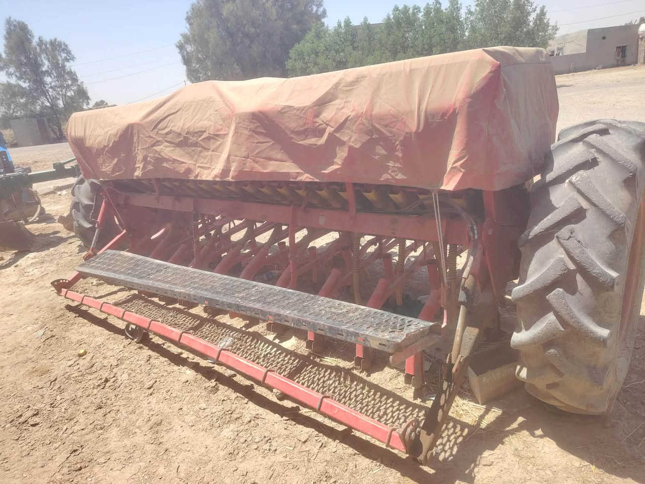 السلام عليكم
باذره للبيع نضيفه  شوفت عينك حجم عشرين 
تايراته جدد مكان واسط عزيزيه سعرهه 7250 سبع ملايين وربع وبيها مجال ***********
