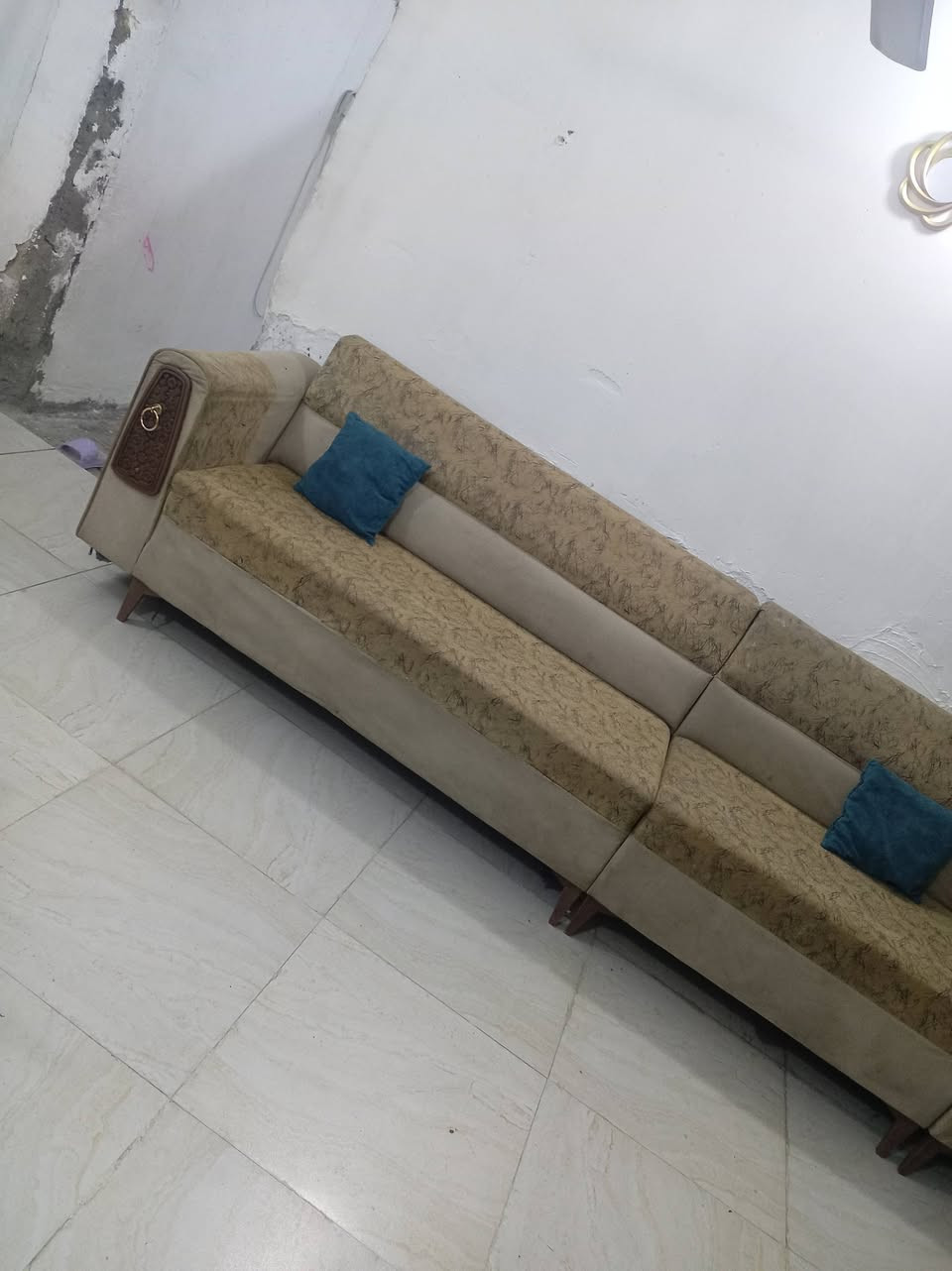 سلام عليكم تخم ديوان اي ضررر مابي تكمه البيع مقعد 10 سعر 150 مكان بغداد بل زعفرانيه اتصال *********** مستعجل ع بيعه مستعجل

