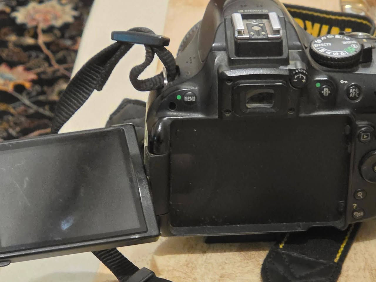 إسلام عليكم يوجد مراوس اب موطور او بيع 
​📸 كاميرا Nikon D5200 للبيع (مستعملة)
​للبيع كاميرا Nikon D5200 احترافية بنظافة ممتازة وجاهزة للاستخدام، مثالية للمبتدئين ولصناع المحتوى وهواة التصوير الفوتوغرافي.
​مواصفات ومميزات الكاميرا:
​دقة التصوير: 24.1 ميجابكسل لدقة صور عالية وتفاصيل واضحة.
​الشاشة: شاشة متحرّكة (متحركة الزوايا) لتسهيل التصوير من زوايا مختلفة وسيلفي.
​الفيديو: تصوير فيديو بدقة Full HD.
​التركيز: نظام تركيز تلقائي ذكي بـ 39 نقطة لتثبيت اللقطات السريعة.
​الملحقات المرفقة:
​العدسة الأساسية (18-55mm).
​البطارية الأصلية مع الشاحن.
​حزام الرقبة الأصلي.
​حقيبة حماية / كارت ذاكرة 
​السعر: [350الف ] اوبيه مجال 

للإتصال والتواصل: [هاتف ***********
