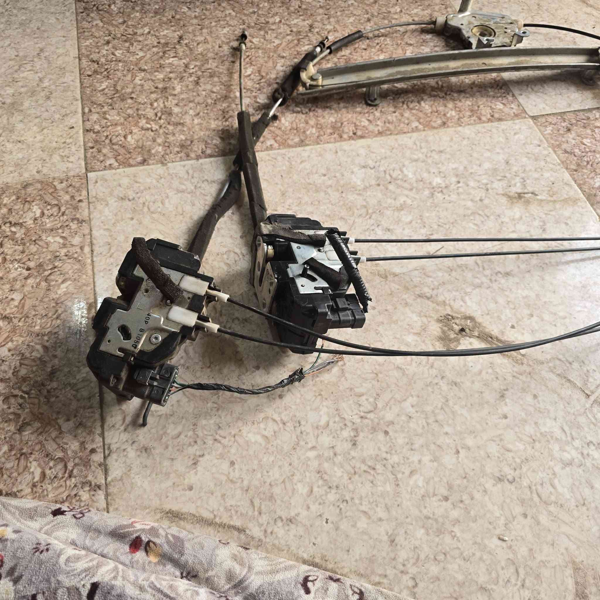 مكينه جام نيسان تيدا وفيرسا حاويه 
سعر القطعه بلاش ١٠ الف فقط 
قفل باب سائق كامل ٥٠ الف 
قفل خلفي ٣٠ 
***********

