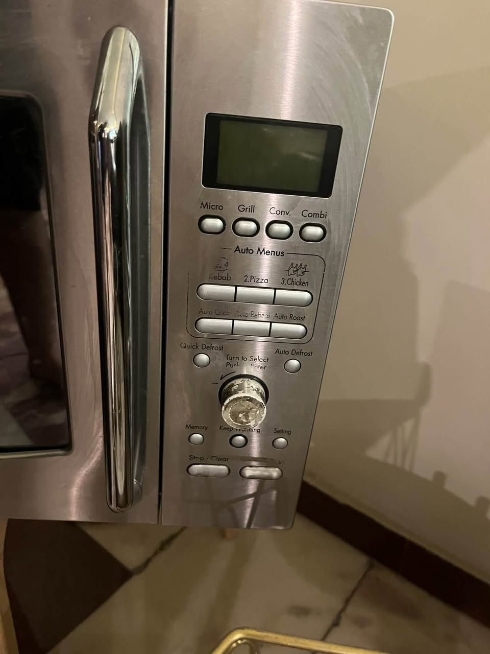 مايكرويف LG للبيع حجم جبير شغال كلشي مابي فقط دكمه التشغيل شويه تعلق بس تشتغل مو عاطله مكانه بغداد السعر 75 للاستفسار ***********
