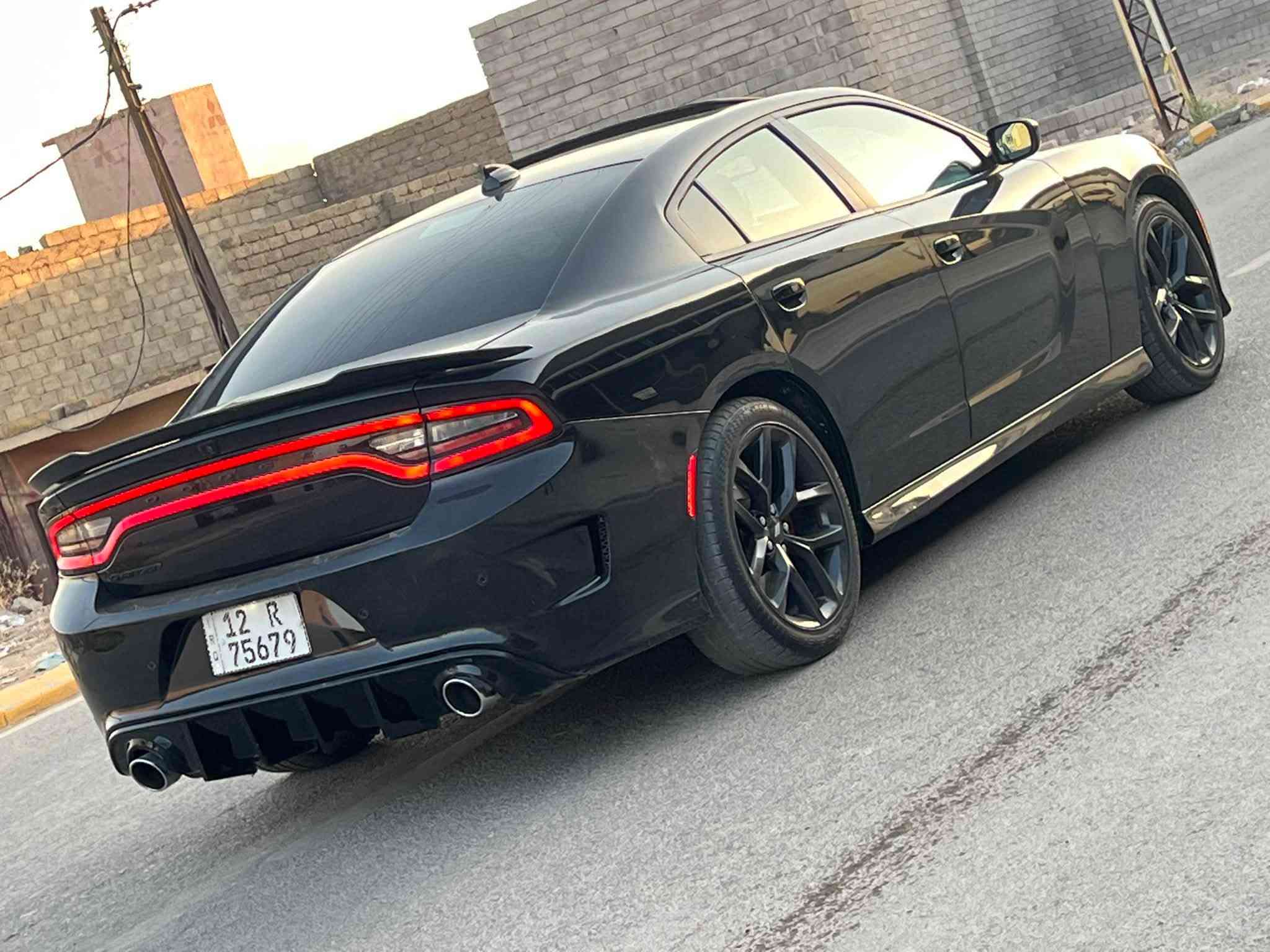 جارجر موديل 2023 Rtماكس
امريكي بيها جاملغ وبوند صبغ وشاصي اليسار 
وقبغ صندوق مبدل نفس اللون 
موصفات 
فول فتحه سقف 
ويل كروم 
تشغيل عن بعد 
وبيها جثير موصفات معروفه 
ماشية ٣٨ ميل
السياره راجعه شركه شرط مصروف عليها حيل 
طخم داير جديد 
رقم نينوى موقعها نينوى
سعرها ١٨١
الشراي يتصل
***********
