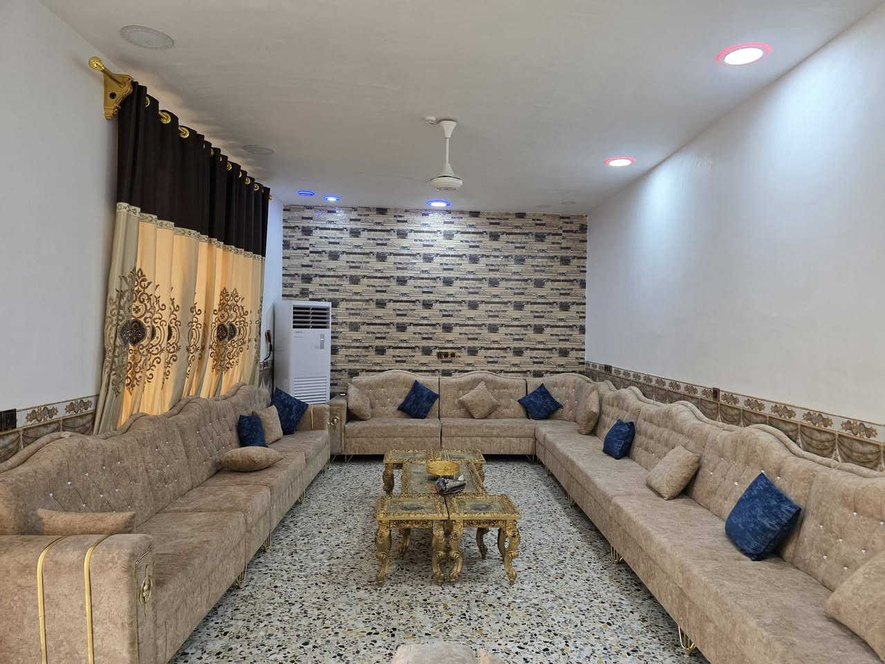 السلام عليكم ورحمة الله وبركاته🫱🏽‍🫲🏻
متابعينا الكرام👥
دار للبيع🏠 المساحه 250 متر 
الواجهه12 نزال 21 الدار معزول ومرتب تقطيع جديد🌹
يحتوي الدار🏠 على صالة وهول وحولي كبير ومطبخ ومنوَر اثنين وثلاث غرف منام اثنين فوگ وغرفه جوه صنف الارض طابو سند25
بيت كلش مرتب عالي على الشارع 
وموقع مُمَيز جداً 🪻
العنوان/التاجي/الشيخ حمد/نزلة المستوصف 🏨قرب جامع الواحد الاحد🕌
للاستفسار الاتصال على الارقام الاتيه كورك: ***********📞
اسيا: ***********📞
#مكتب_ديرتنا_للعقار 🏢
#بإدارة_أحمد_أبومصطفى 🌷
