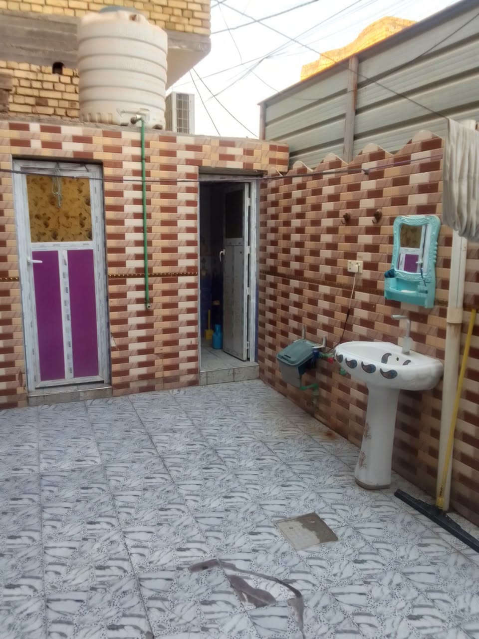 سلام عليكم. بيت للبيع مساحه 200م يتكون من طابقين طابق الاول غرفه عدد 2+مطبخ +ستقبال +صحيات طابق ثاني غرفه +صاله. كاملات +غرفه حد للشبابيك. حي الجوادين قرب سيطره ام العباس يبعد عن شارع العام 125 م للاستفسار. وتساب  ***********
