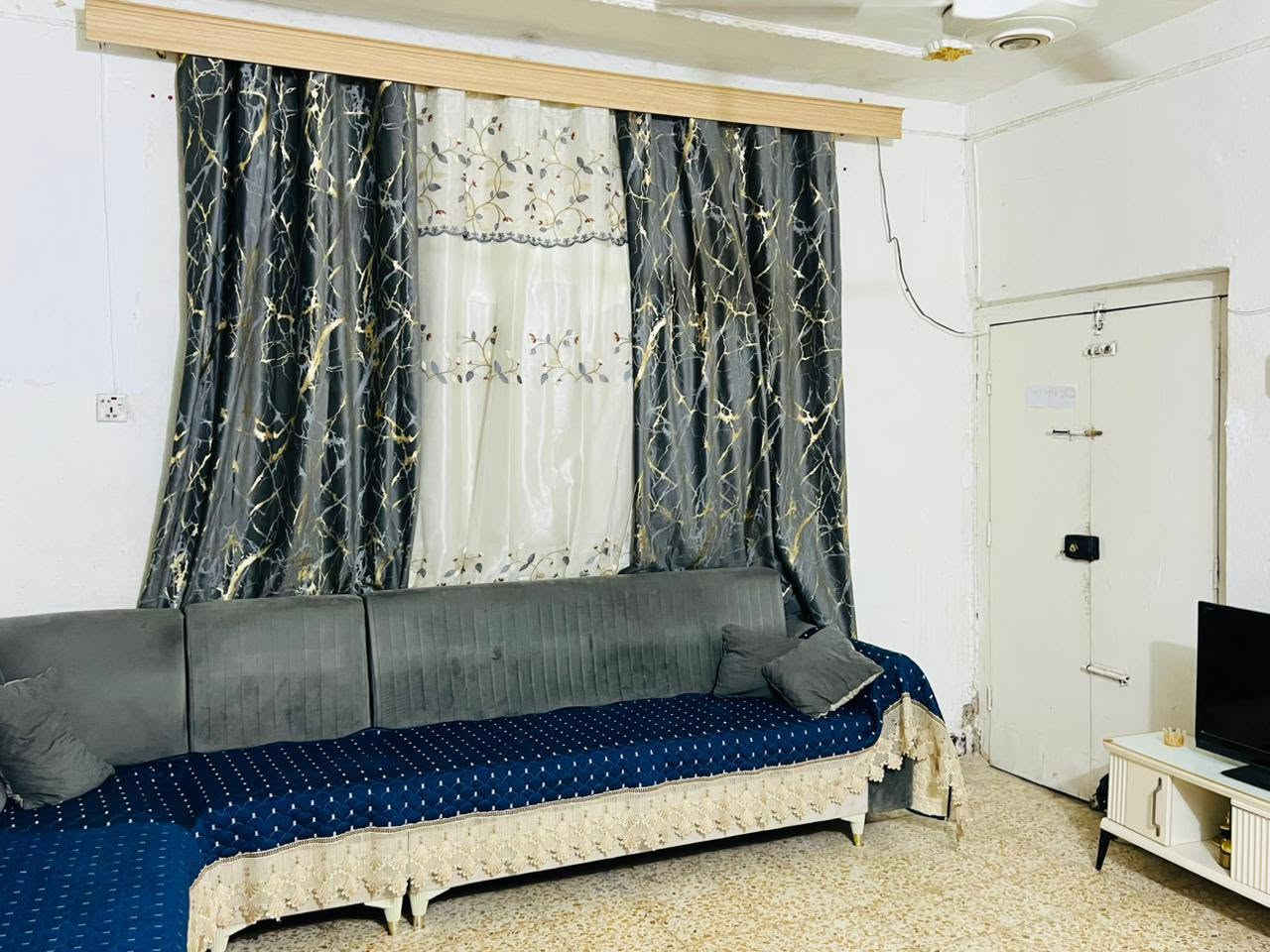 بيت للبيع ملك صرف مساحة 180متر  غرفه صاله هول مطبخ صحيات جوه وغرفه فوك بناء طابوك سقف صب مسلح  عنوان حي الوحده قرب مدرسة نوسيبه البيت صاير بصف ركن  سعر 115وبي مجال ***********
