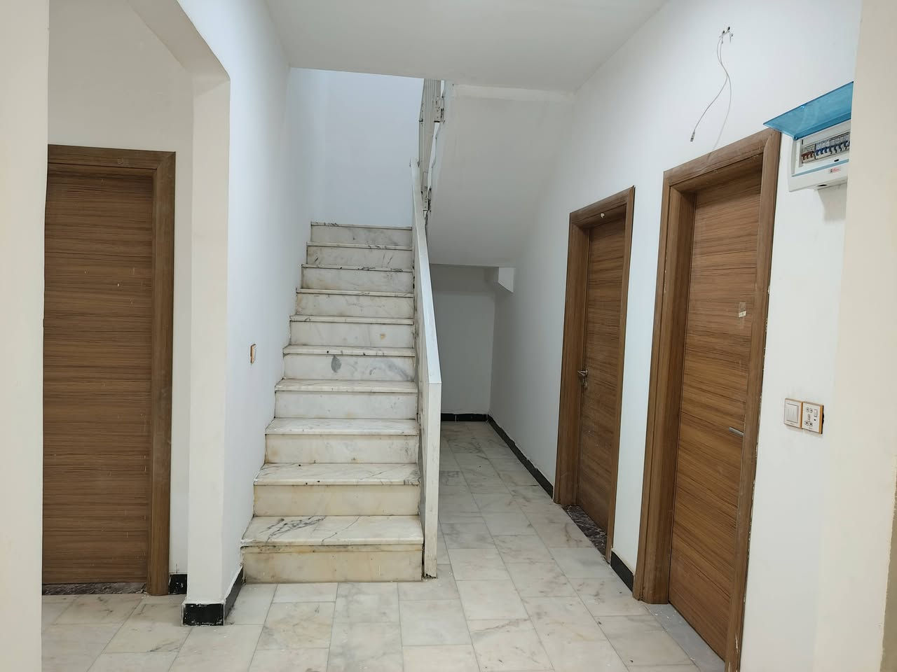 بيت للبيع في قرية الغدير الاولى 250 متر موقع مميز. أرضية البيت و جدانه مرمر. مطبخ 9*4.. و استقبال 9*4..أبواب تركية. كهرباء و ماء تأسيس جديد. اظافات كاملة. وجه عكس الشمس. مكتب سيد حسين زيني واتساب. ***********
