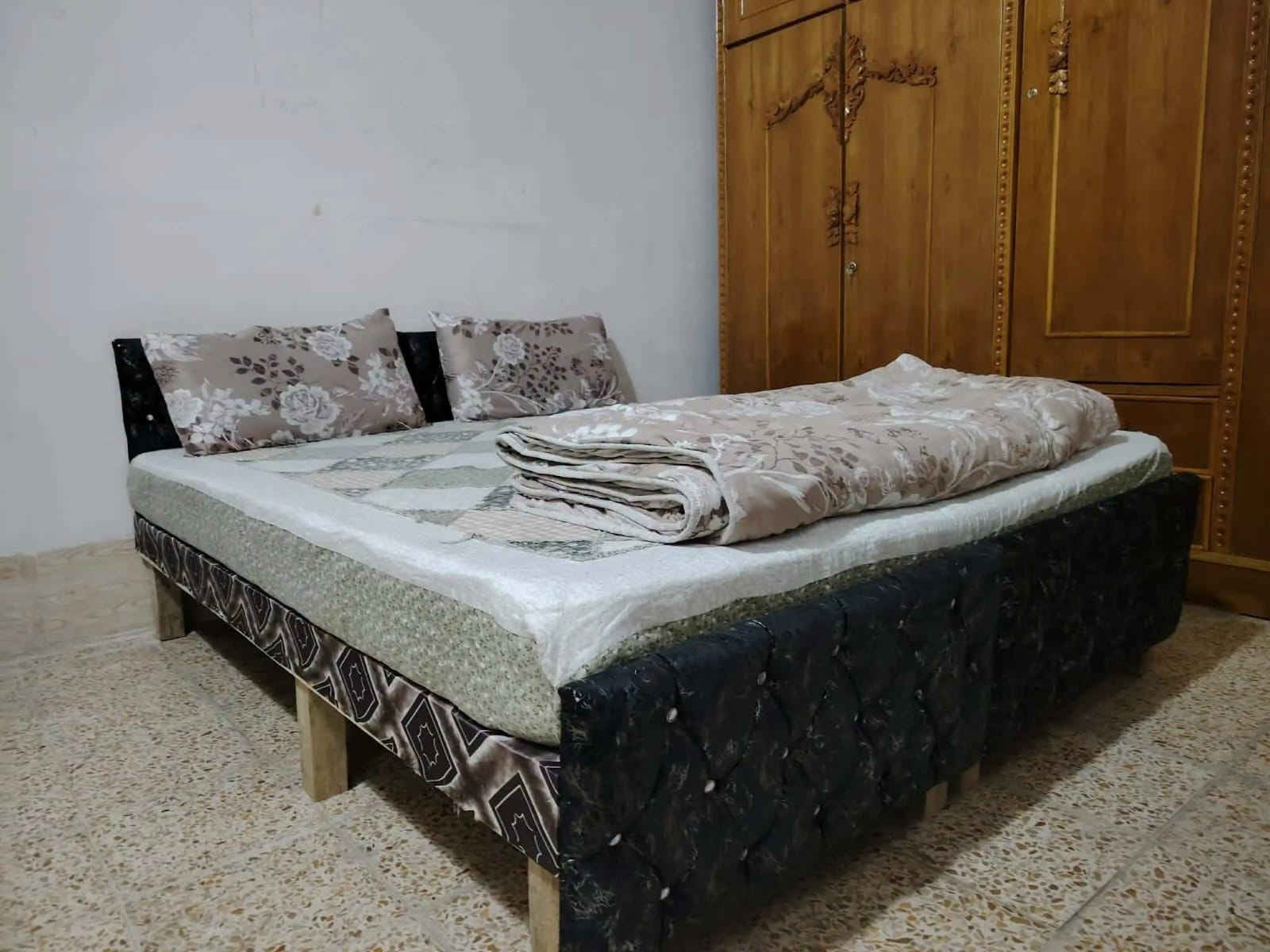 توصيل مجاني داخل الموصل 

تخت نفر خشب عراقي جديد بلوك احمر _16 ملم
رجلين 6_3×3_
السعر_ 55_
 التوصيل مجاني داخل الموصل  الون حسب طلب للحجز خاص

شرط اي اختلاف يرجع الطلب بيد المندوب بدون دفع اي مبلغ 

ملاحضه 
الون حسب طلب الزبون @إشارة

نص مكتوب في الصور:
- هلو عيني اشونج وصل التخت عاشت ايدكم وشكرا عالمصداقية ربي يحفظكم ويبارك برزقكم