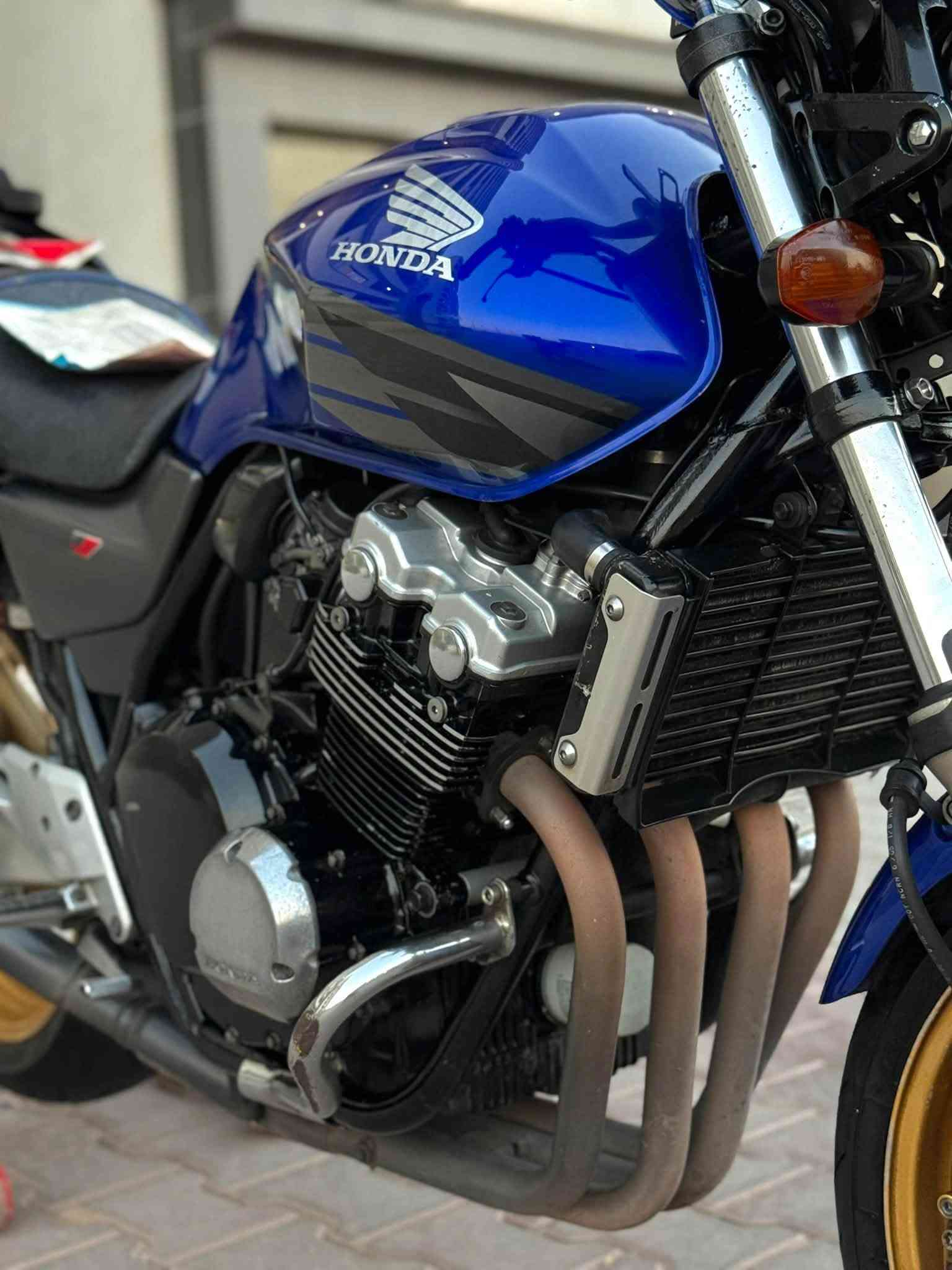 للبيع CB 400 جيل ثالث مال رمبه لوك
موديل ( 2006 ) شخط واحد مابي 
الي يدور جديد وبلكارتون دراجه كفاله عامه كير محرك كابريتر كله بشرط برغي ممفتوح تايرات وزنجيل ودهن جديد كهربائيات كامل مكاني كركوك دراجه بل معرض ماكس موجود اتصل وخادم للطيبين💙
 (( *********** )) توصيل كل محافظات موجود

