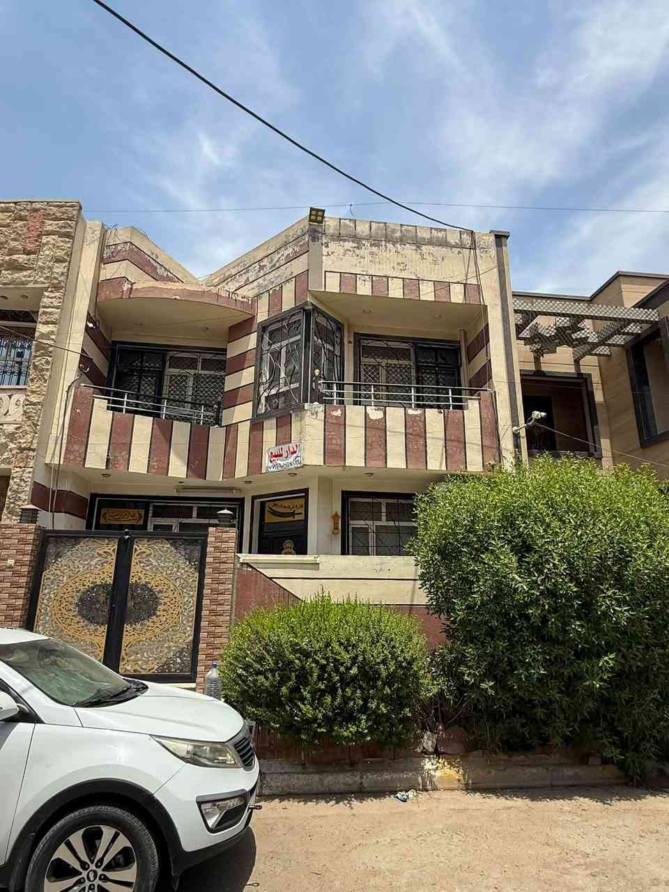 العقار للبيع العنوان بغداد الجديده الشارع العام فرع مطعم النعمان  عرض الشارع 20 متر المساحة 132 الواجهة 8 النزال 16 ونص بناء حديث 2017 البيت مدخلين استقبال ومطبخ وصاله و5غرف نوم وصاله مفتوحه في الطابق الثاني والصحيات 3 مثل ما موضح بل الفديو الاستفسار اكثر الاتصال على الرقم
***********
